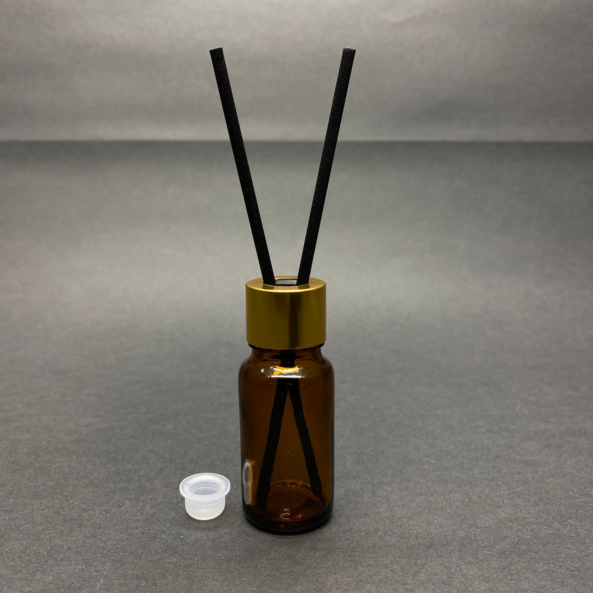 10 Cc Amber Cam Bambu Oda Kokusu Şişesi - 10 Ml Çubuklu Bambu Oda Kokusu Şişesi - Difüzör Şişe- Cam Şişe + Gold Metal Kapak + Plastik Tıpa + Fiber Siyah Bambu Çubuk