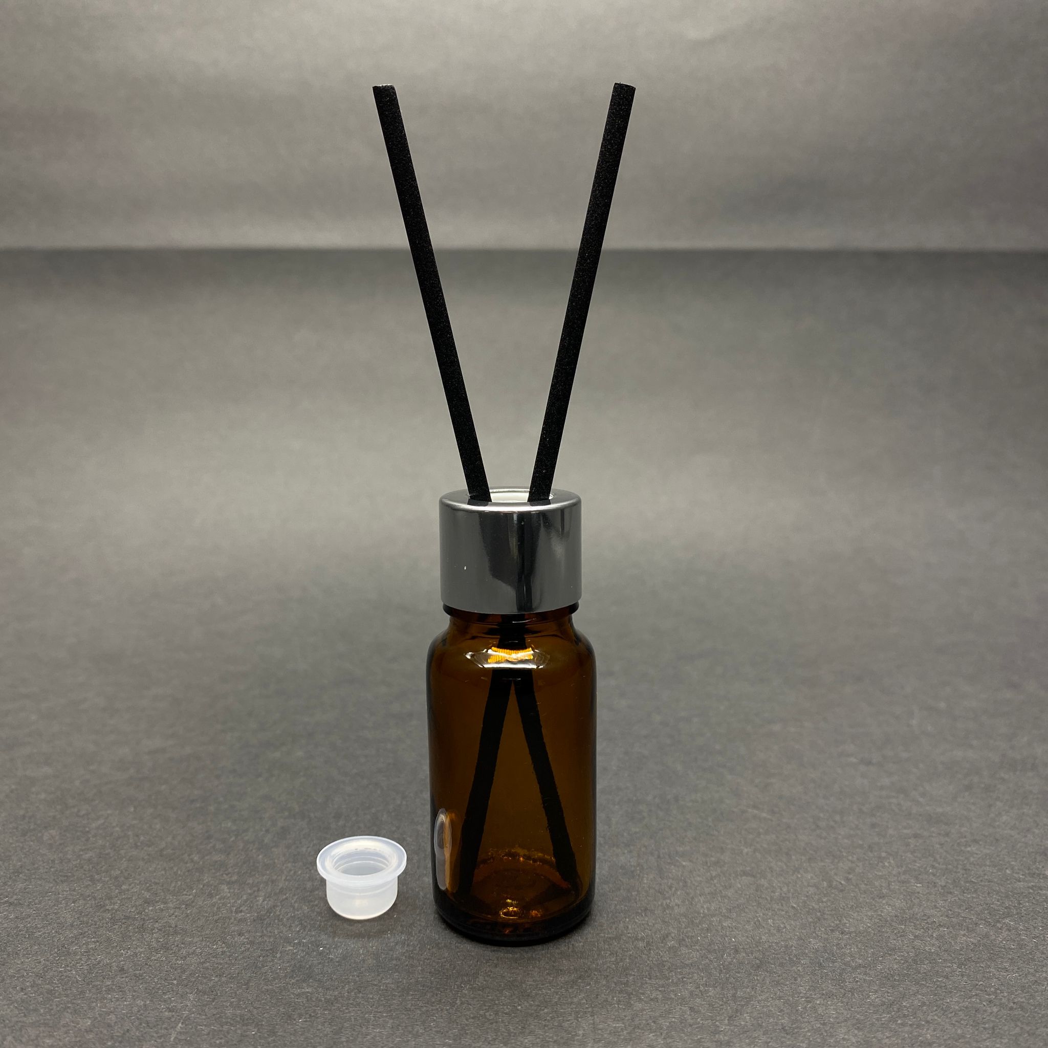 10 Cc Amber Cam Bambu Oda Kokusu Şişesi - 10 Ml Çubuklu Bambu Oda Kokusu Şişesi - Difüzör Şişe- Cam Şişe + Gümüş Metal Kapak + Plastik Tıpa + Fiber Siyah Bambu Çubuk