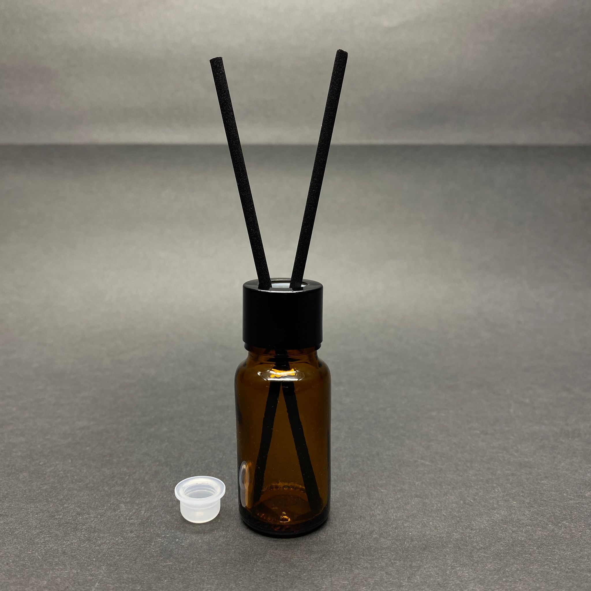 10 Cc Amber Cam Bambu Oda Kokusu Şişesi - 10 Ml Çubuklu Bambu Oda Kokusu Şişesi - Difüzör Şişe- Cam Şişe + Siyah Metal Kapak + Plastik Tıpa + Fiber Siyah Bambu Çubuk
