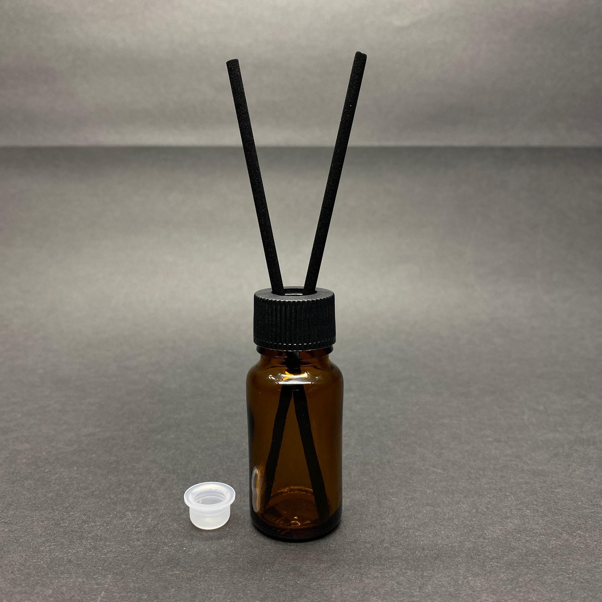 10 Cc Amber Cam Bambu Oda Kokusu Şişesi - 10 Ml Çubuklu Bambu Oda Kokusu Şişesi - Difüzör Şişe- Cam Şişe + Siyah Plastik Kapak + Plastik Tıpa + Fiber Siyah Bambu Çubuk