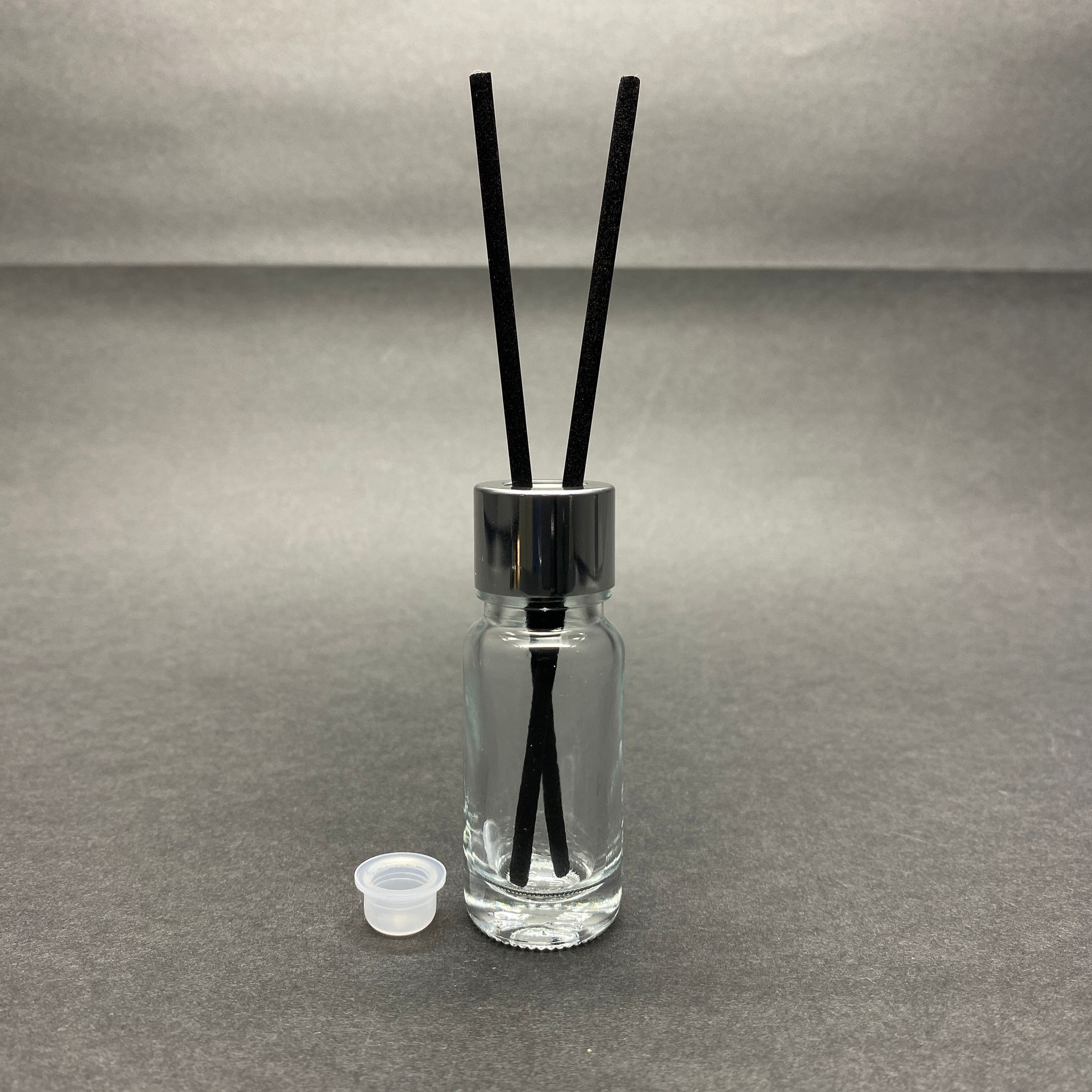 10 Cc Cam Bambu Oda Kokusu Şişesi - 10 Ml Çubuklu Bambu Oda Kokusu Şişesi - Difüzör Şişe- Cam Şişe + Gümüş Metal Kapak + Plastik Tıpa + Fiber Siyah Bambu Çubuk