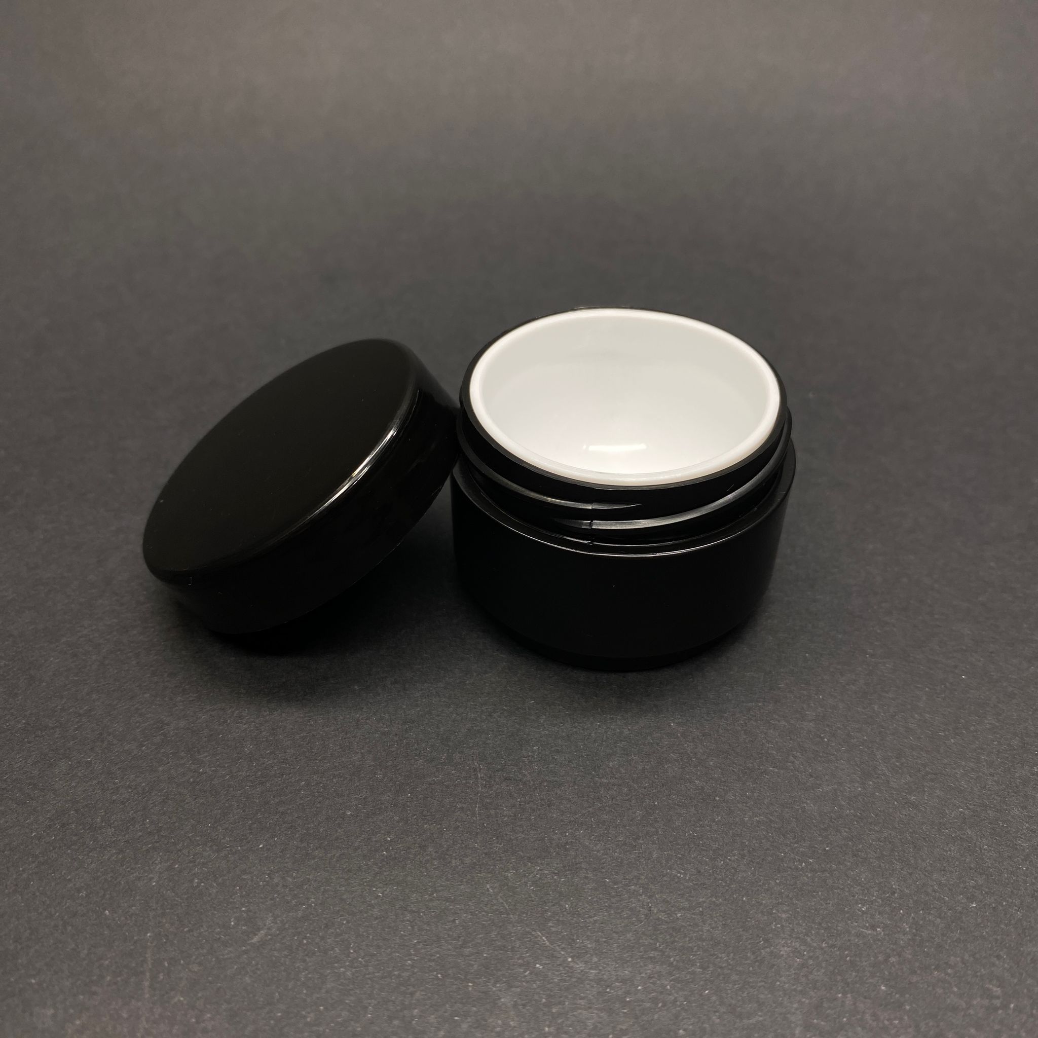 10 Cc Plastik Kavanoz - 10 Ml Kapaklı Krem Kavanozu - Siyah (İçi Cidalı - Ürün Olduğundan Hacimli Gözükür)