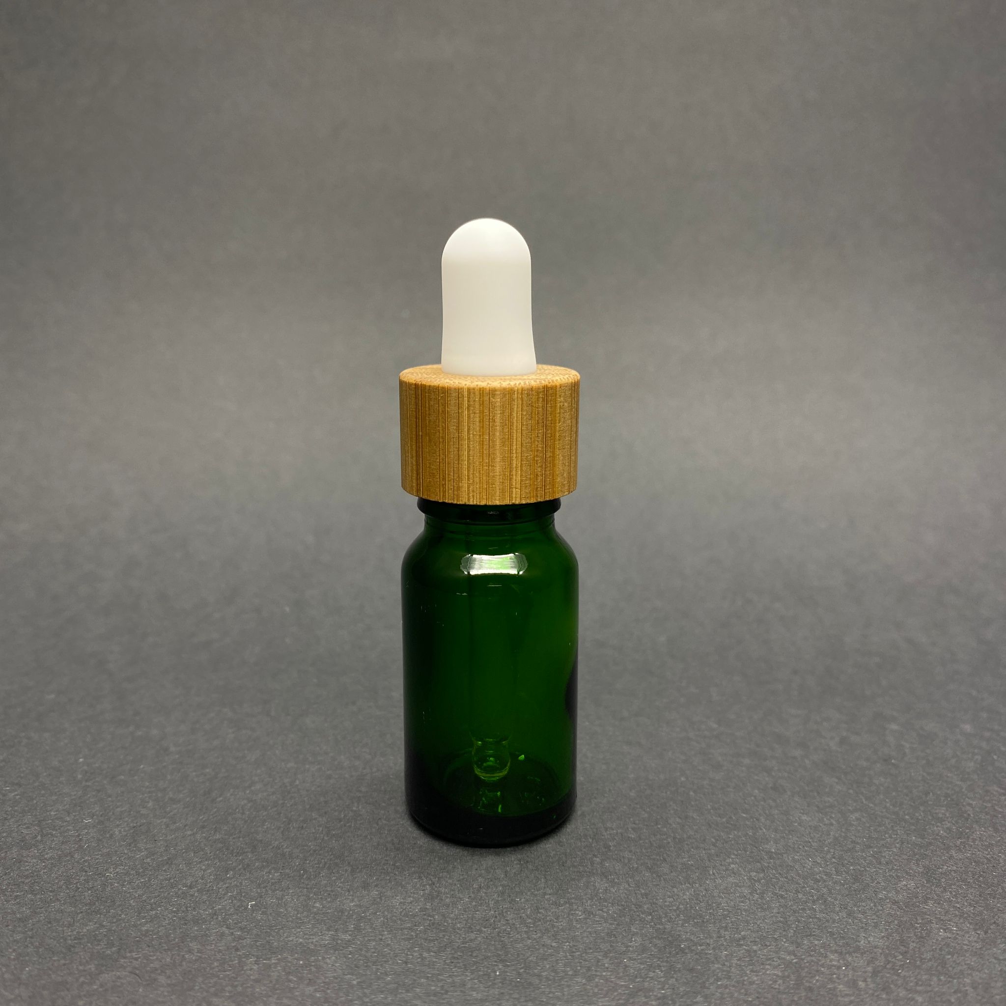 10 Cc Yeşil Cam Damlalıklı Şişe - Beyaz Emzik - Bambu Ahşap Kapak - 10 Ml Yeşil Bambu Kapaklı Cam Damlalıklı Şişe