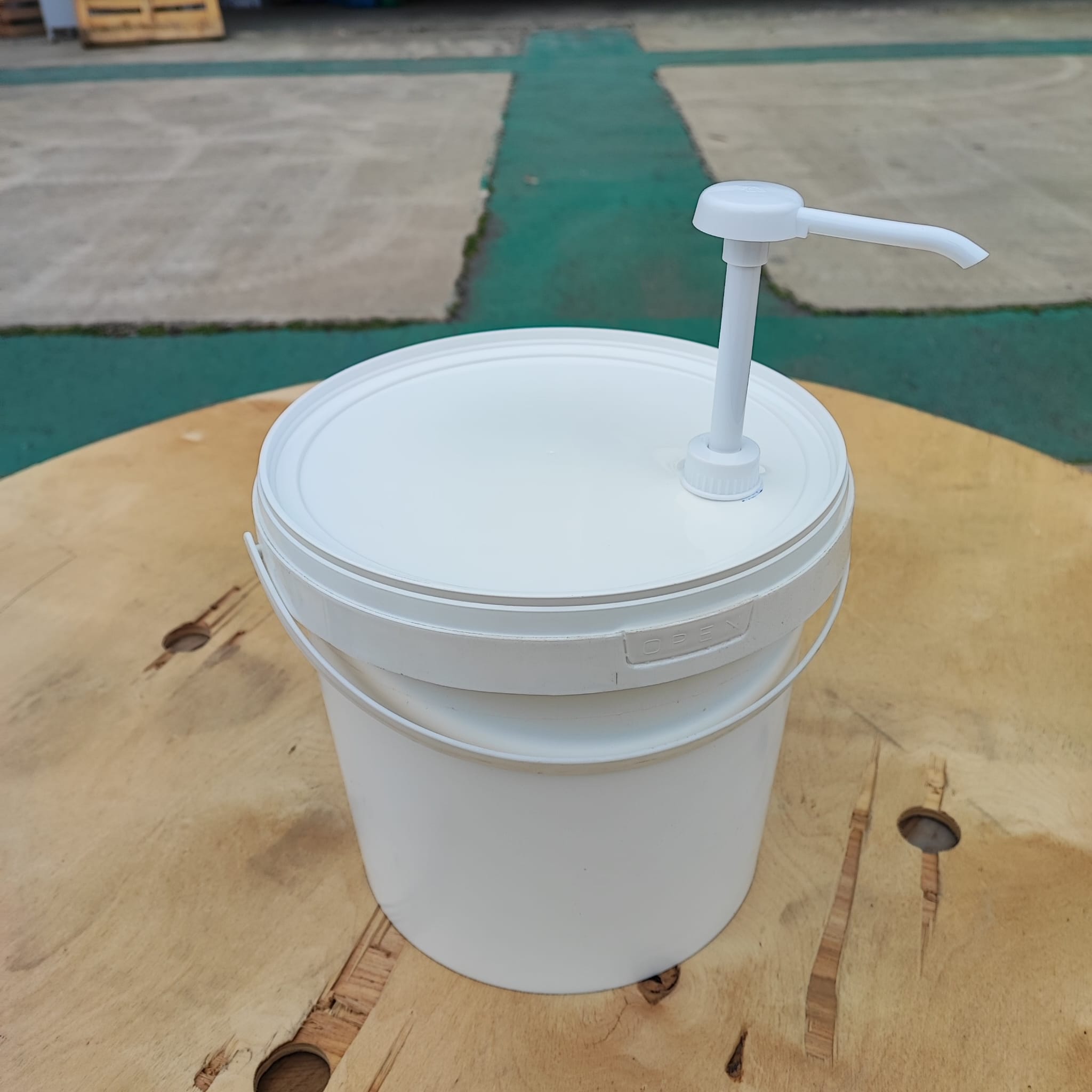 10 Litre Beyaz Kova + Dozajlı Pompa - Ketçap Kovası , Kolay Dolum Kovası , Sos Kovası , Şurup Kovası , Sabun Detarjan Kovası Gibi Yoğun Kıvamlı Sıvılarda Kolayca Kullanılır. (Demonte)