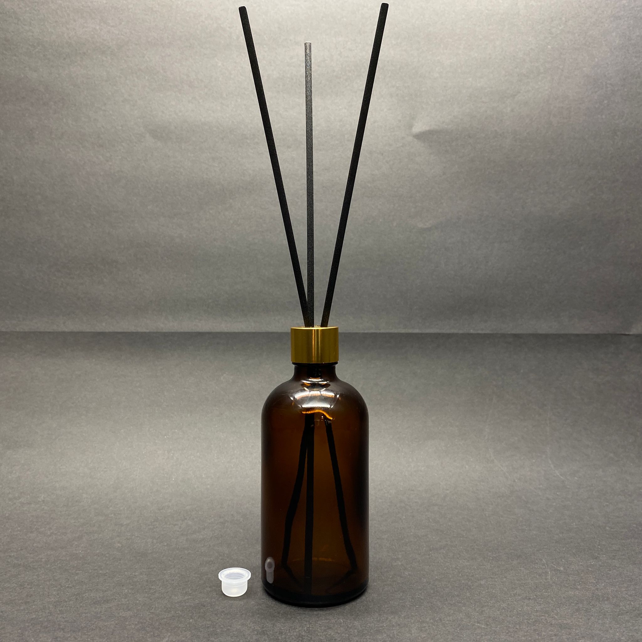 100 Cc Amber Cam Bambu Oda Kokusu Şişesi - 100 Ml Çubuklu Bambu Oda Kokusu Şişesi - Difüzör Şişe- Cam Şişe + Gold Metal Kapak + Plastik Tıpa + 3 Adet Fiber Siyah Bambu Çubuk