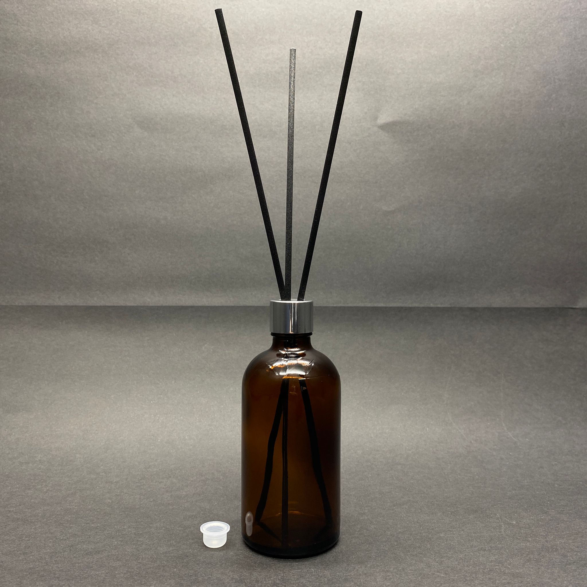 100 Cc Amber Cam Bambu Oda Kokusu Şişesi - 100 Ml Çubuklu Bambu Oda Kokusu Şişesi - Difüzör Şişe- Cam Şişe + Gümüş Metal Kapak + Plastik Tıpa + 3 Adet Fiber Siyah Bambu Çubuk