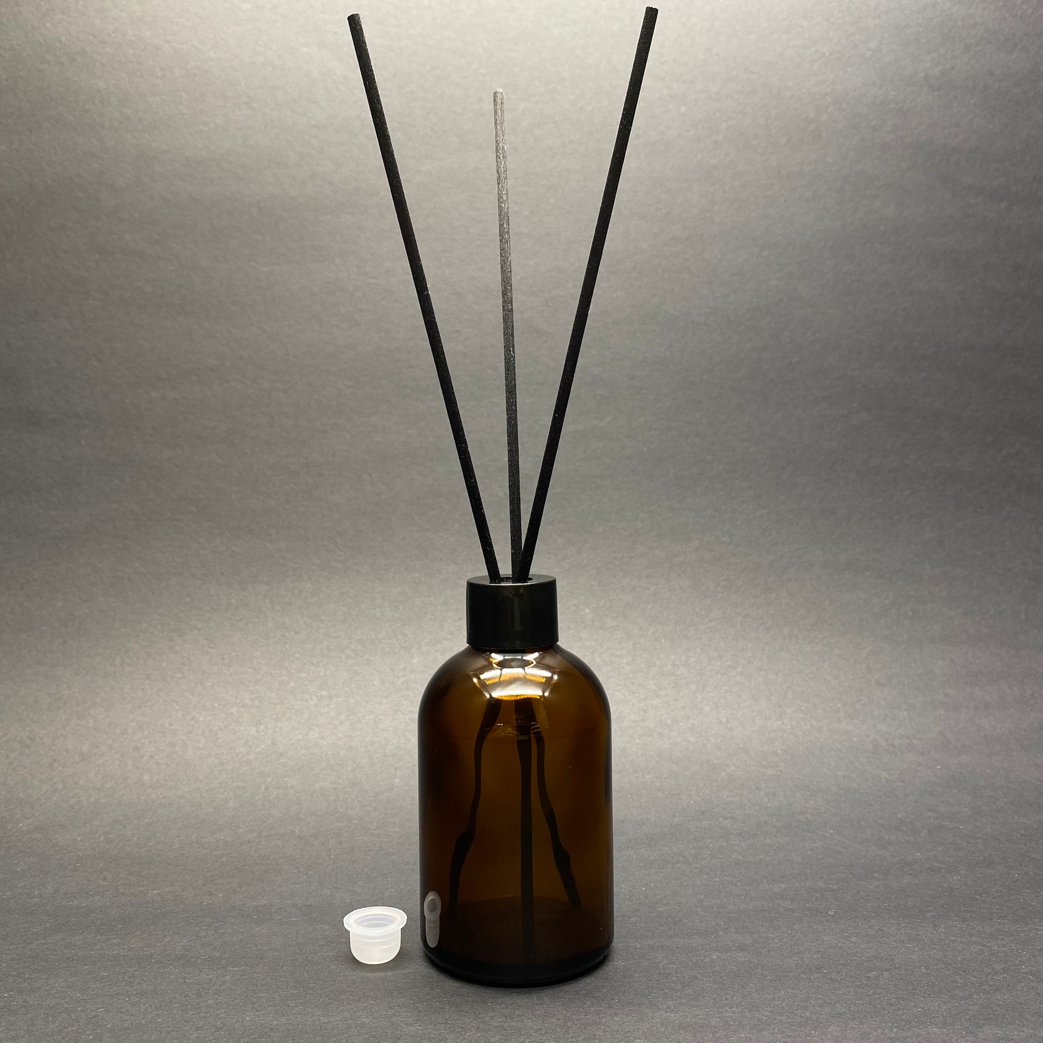 100 Cc Amber Cam Bambu Oda Kokusu Şişesi - 100 Ml Çubuklu Bambu Oda Kokusu Şişesi - Difüzör Şişe- Cam Şişe + Plastik Kapak + 3 Adet Fiber Siyah Bambu Çubuk