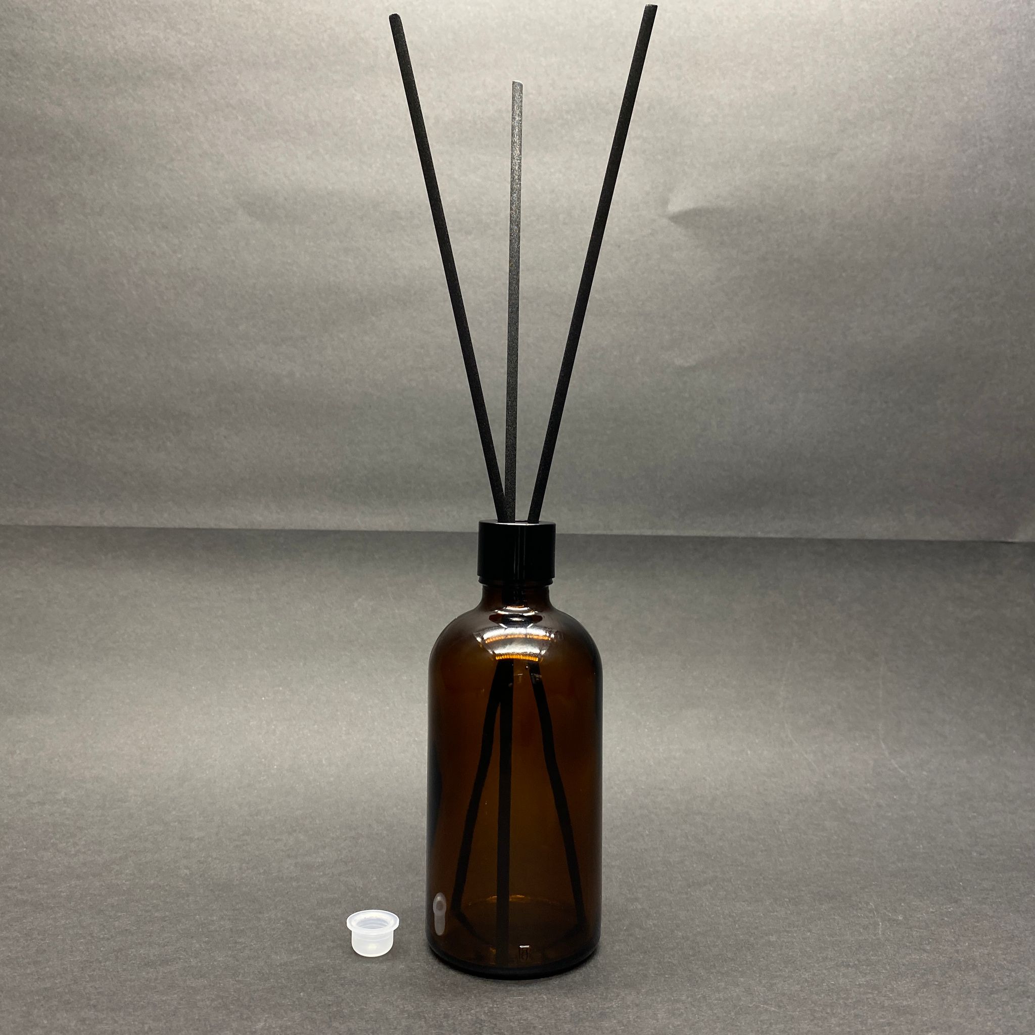 100 Cc Amber Cam Bambu Oda Kokusu Şişesi - 100 Ml Çubuklu Bambu Oda Kokusu Şişesi - Difüzör Şişe- Cam Şişe + Siyah Metal Kapak + Plastik Tıpa + 3 Adet Fiber Siyah Bambu Çubuk