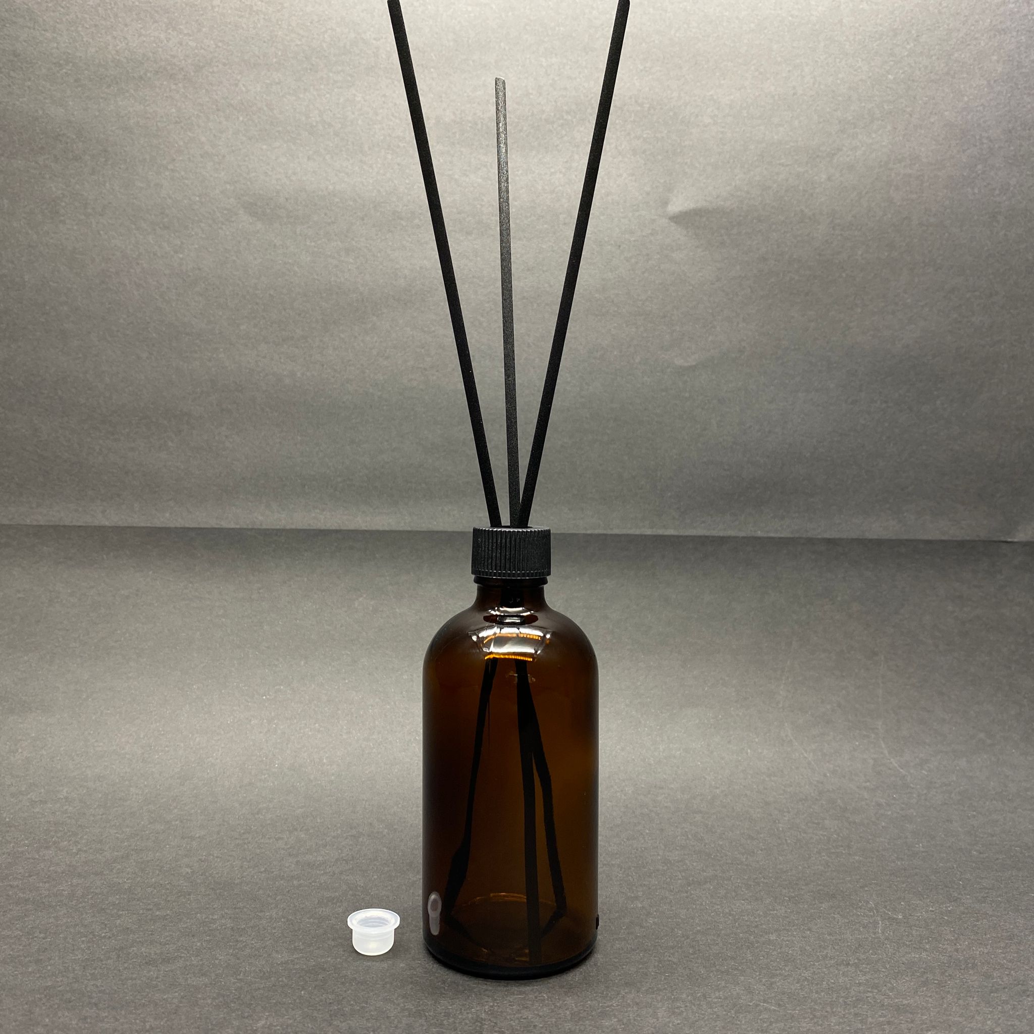100 Cc Amber Cam Bambu Oda Kokusu Şişesi - 100 Ml Çubuklu Bambu Oda Kokusu Şişesi - Difüzör Şişe- Cam Şişe + Siyah Plastik Kapak + Plastik Tıpa + 3 Adet Fiber Siyah Bambu Çubuk
