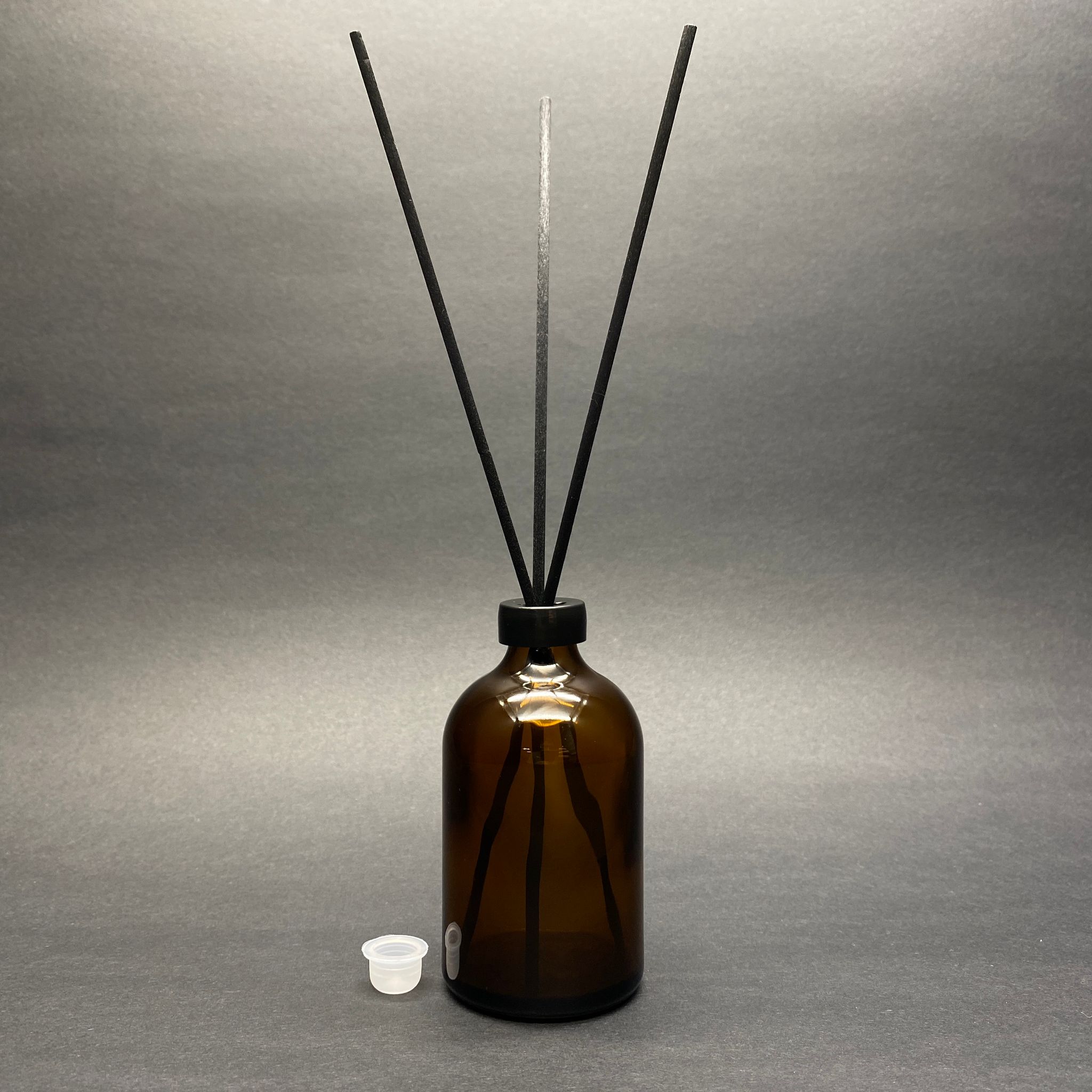 100 Cc Amber Cam Bambu Oda Kokusu Şişesi - 100 Ml Çubuklu Bambu Oda Kokusu Şişesi - Difüzör Şişe- Cam Şişe + Sığ Plastik Kapak + 3 Adet Fiber Siyah Bambu Çubuk