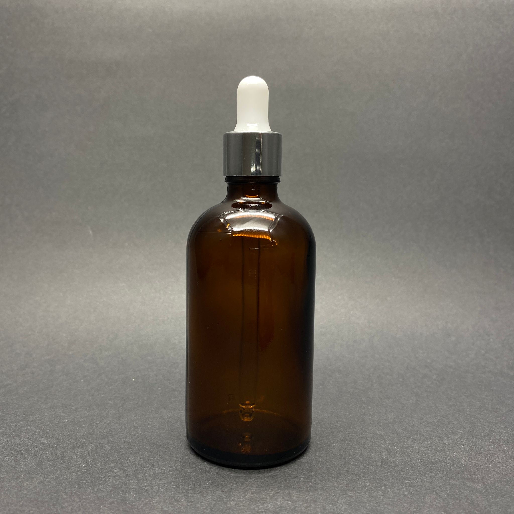 100 Cc Amber Cam Damlalıklı Şişe - Beyaz Emzik - Gümüş Metalik Kapak - 100 Ml Kahverengi Cam Damlalıklı Şişe