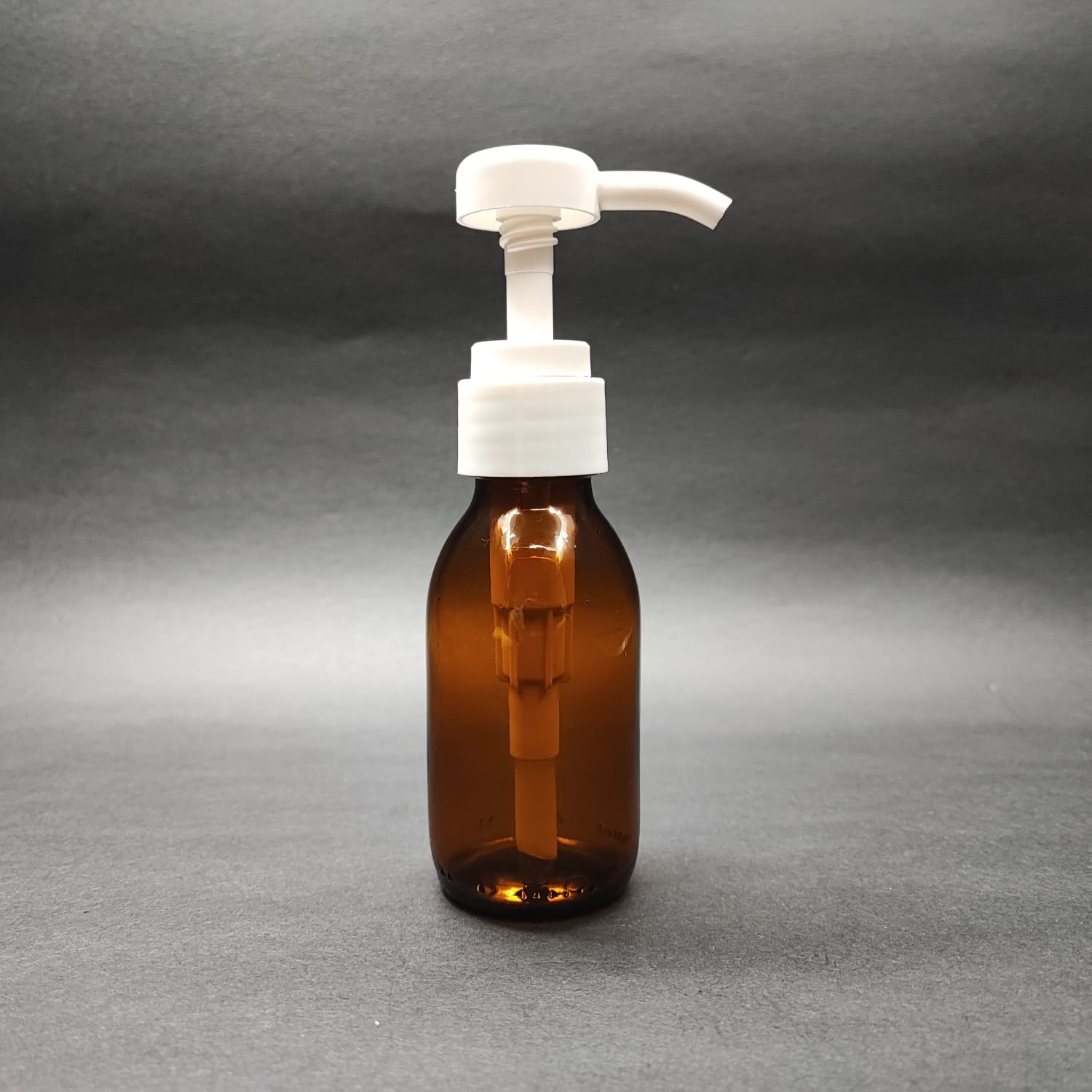 100 Cc Amber Cam Şişe + Beyaz Dozaj Pompalı (Her Basmada 4 Cc Sıvı Atar)  - 100 Ml Pompalı Şişe - Şurup, Şampuan, Krem Gibi Yoğun Kıvamlı Sıvılarda Kullanılır