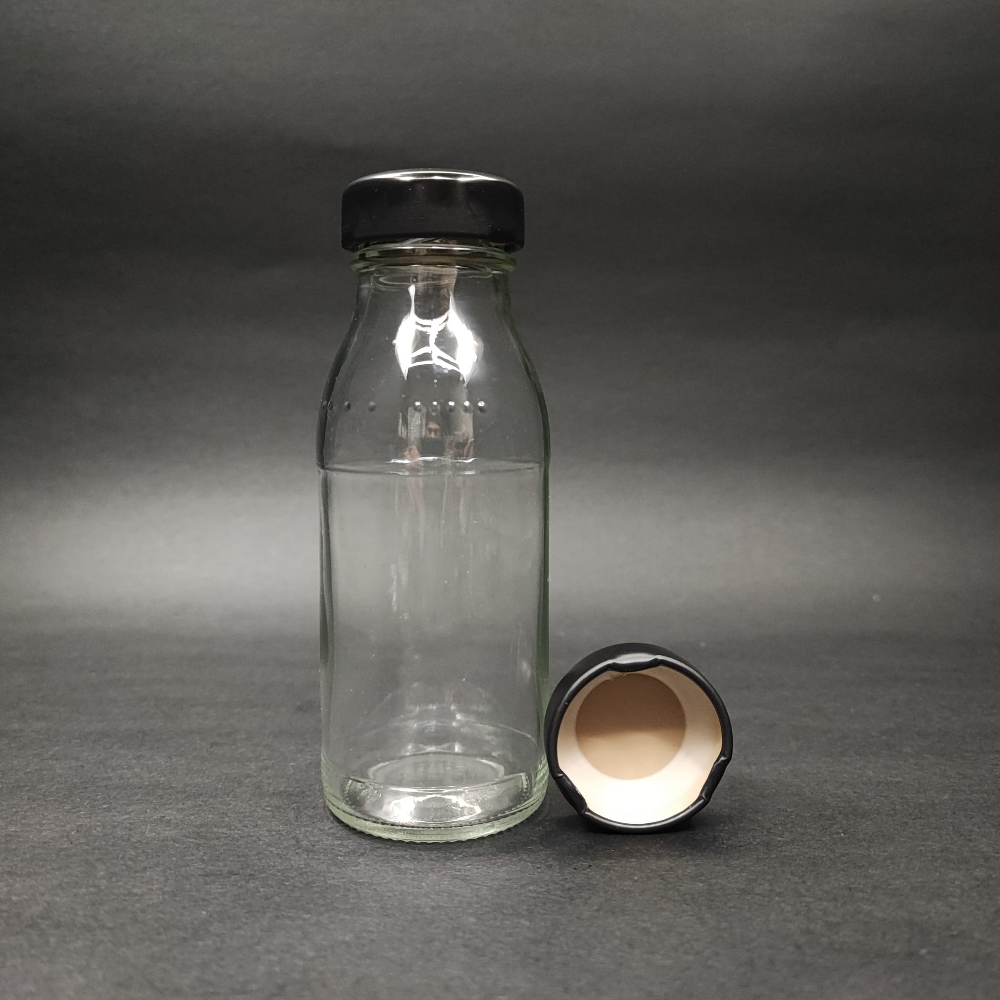 100 Cc Cam Şişe Şişe (Silme 133 Cc Çizgiye Kadar 90 Cc) - Siyah Metal Kapaklı (Sıcak Doluma, Konserveye Uygun) - 100 Ml Geniş Ağızlı Cam Şişe