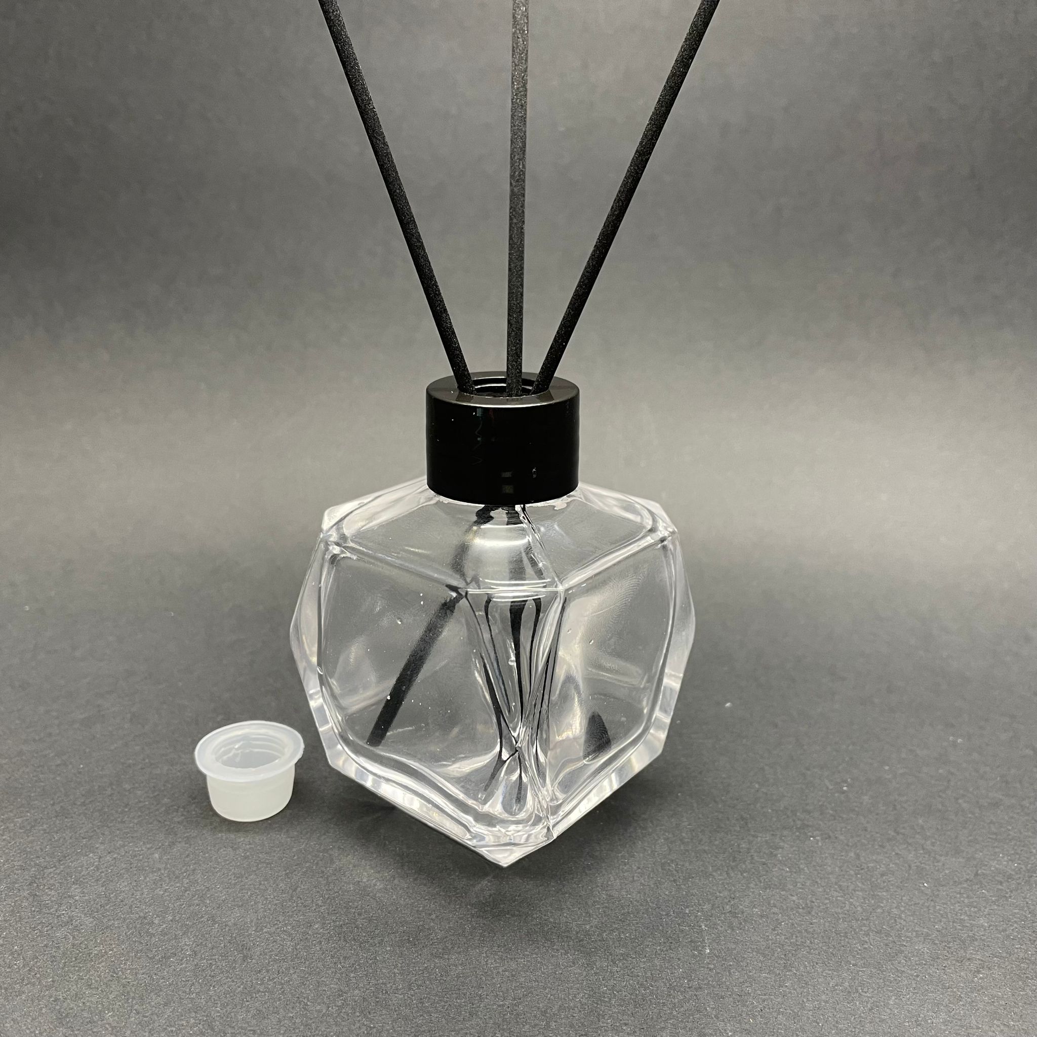 100 Cc Elmas Model Cam Bambu Oda Kokusu Şişesi - 100 Ml Çubuklu Köşeli Bambu Oda Kokusu Şişesi - Difüzör Şişe- Cam Şişe + Siyah Kapak + Tıpa + 3 Adet Fiber Siyah Bambu Çubuk