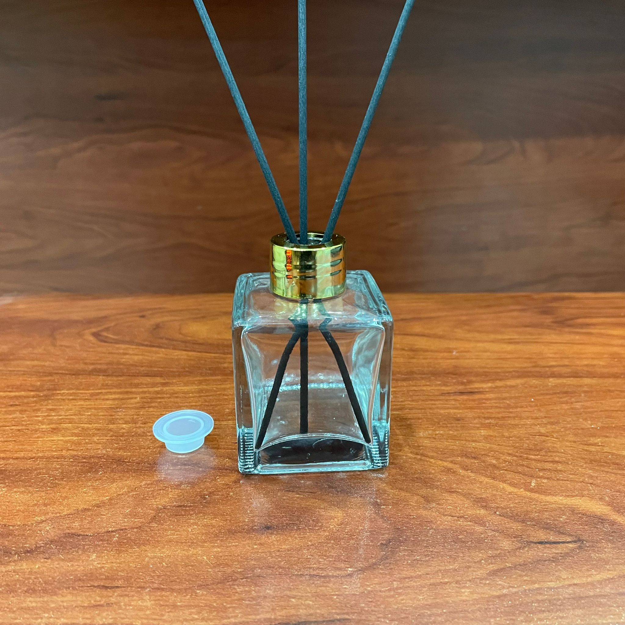 100 Cc Kare Bambu Cam Bambu Oda Kokusu Şişesi - 100 Ml Çubuklu Köşeli Bambu Oda Kokusu Şişesi - Difüzör Şişe- Cam Şişe + Plastik Gold Metal Kapak + Tıpa + 3 Adet Fiber Siyah Bambu Çubuk