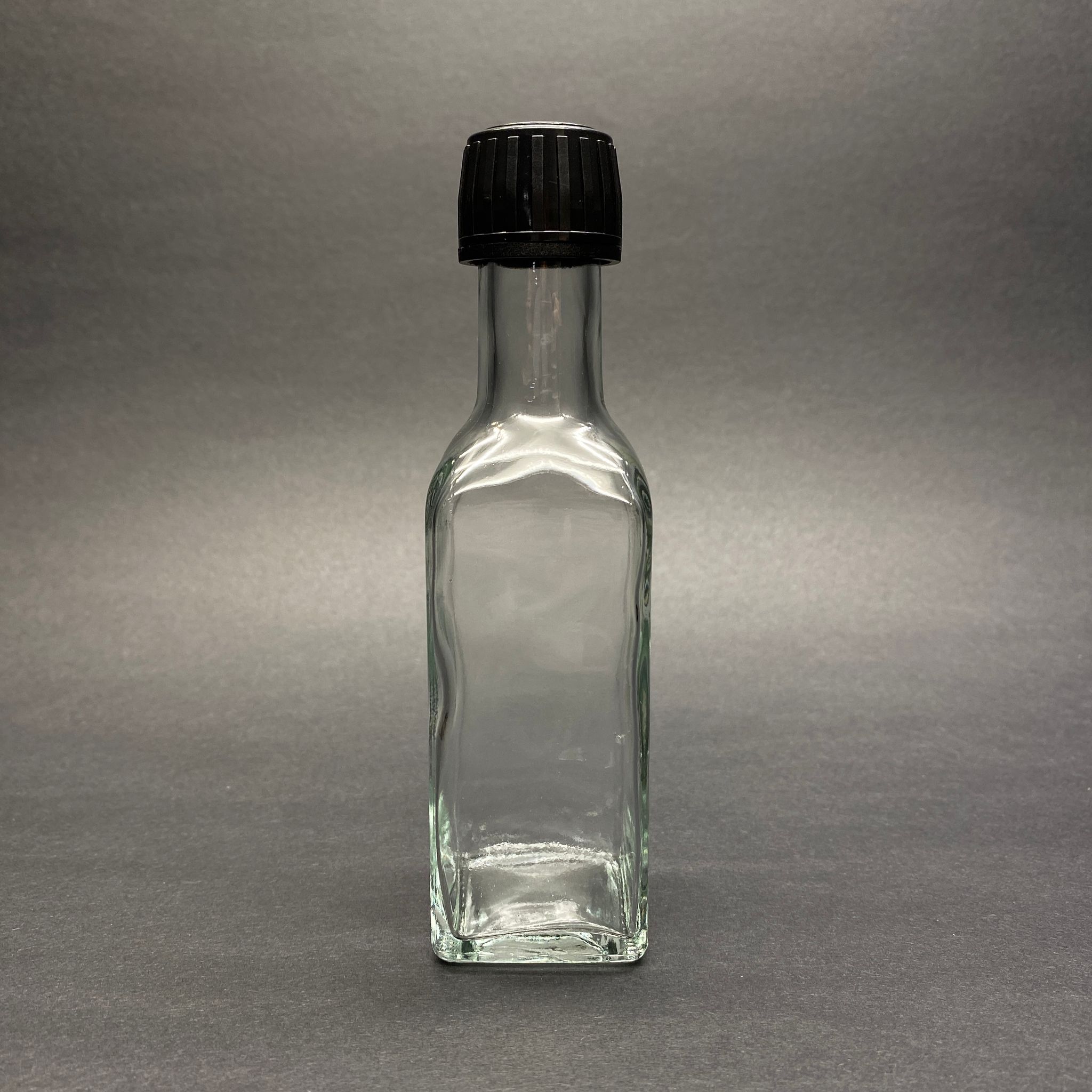 100 Cc Köşeli Maraska Cam Şişe - Siyah Kilitli Kapaklı (Ağız Çapı 25 Mm) - 100 Ml Şeffaf Cam Kare Şişe