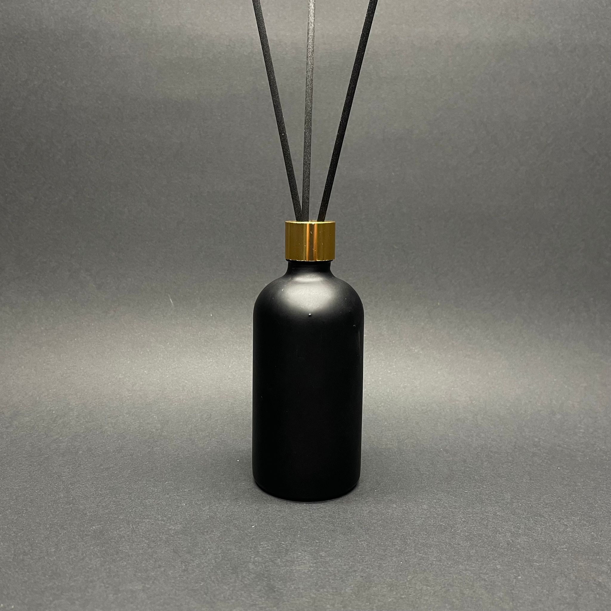 100 Cc Mat Siyah Cam Bambu Oda Kokusu Şişesi - 100 Ml Çubuklu Bambu Oda Kokusu Şişesi - Difüzör Şişe- Cam Şişe + Gold Metal Kapak + Plastik Tıpa + 3 Adet Fiber Siyah Bambu Çubuk
