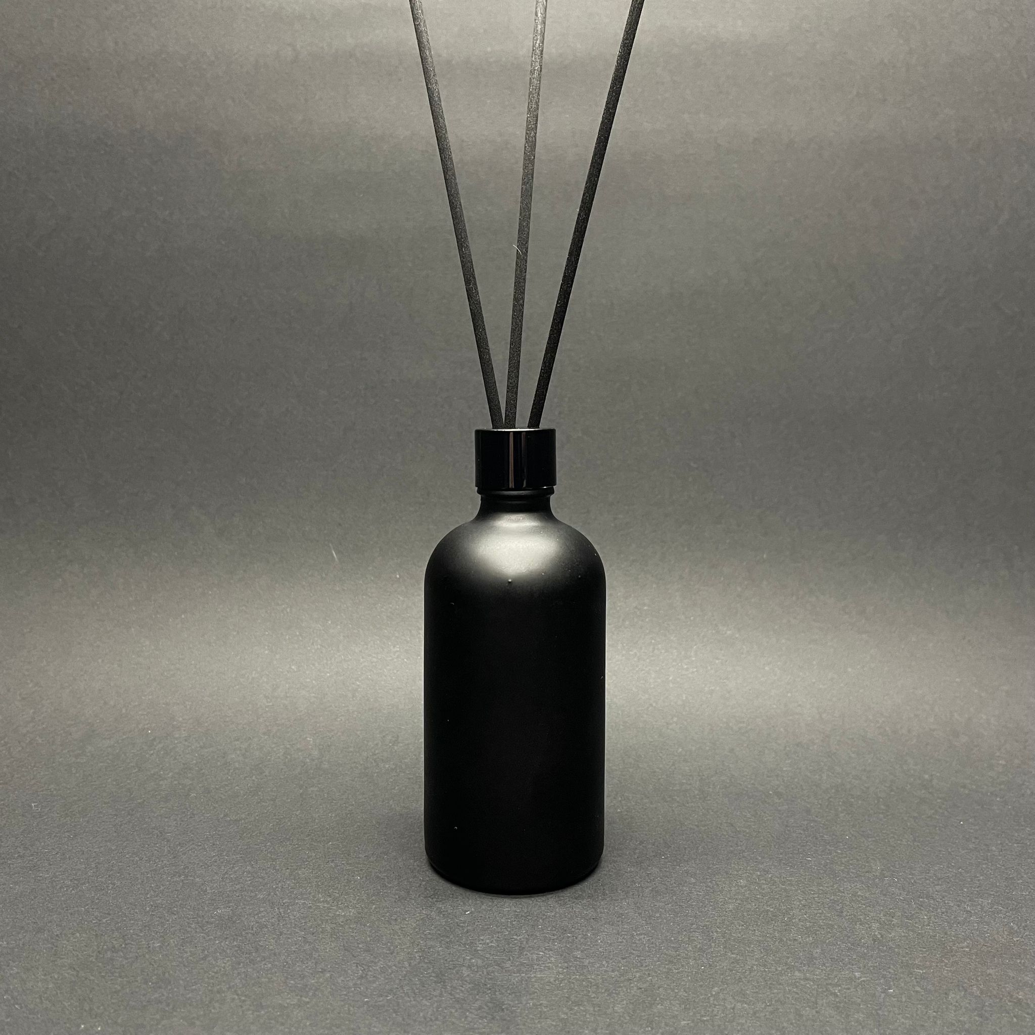 100 Cc Mat Siyah Cam Bambu Oda Kokusu Şişesi - 100 Ml Çubuklu Bambu Oda Kokusu Şişesi - Difüzör Şişe- Cam Şişe + Siyah Metal Kapak + Plastik Tıpa + 3 Adet Fiber Siyah Bambu Çubuk