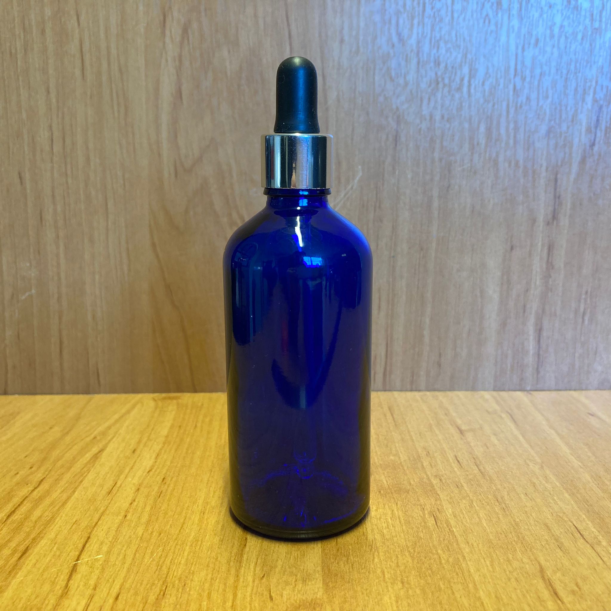 100 Cc Mavi Cam Damlalıklı Şişe - Siyah Emzik - Gümüş Metalik Kapak - 100 Ml Mavi Cam Damlalıklı Şişe