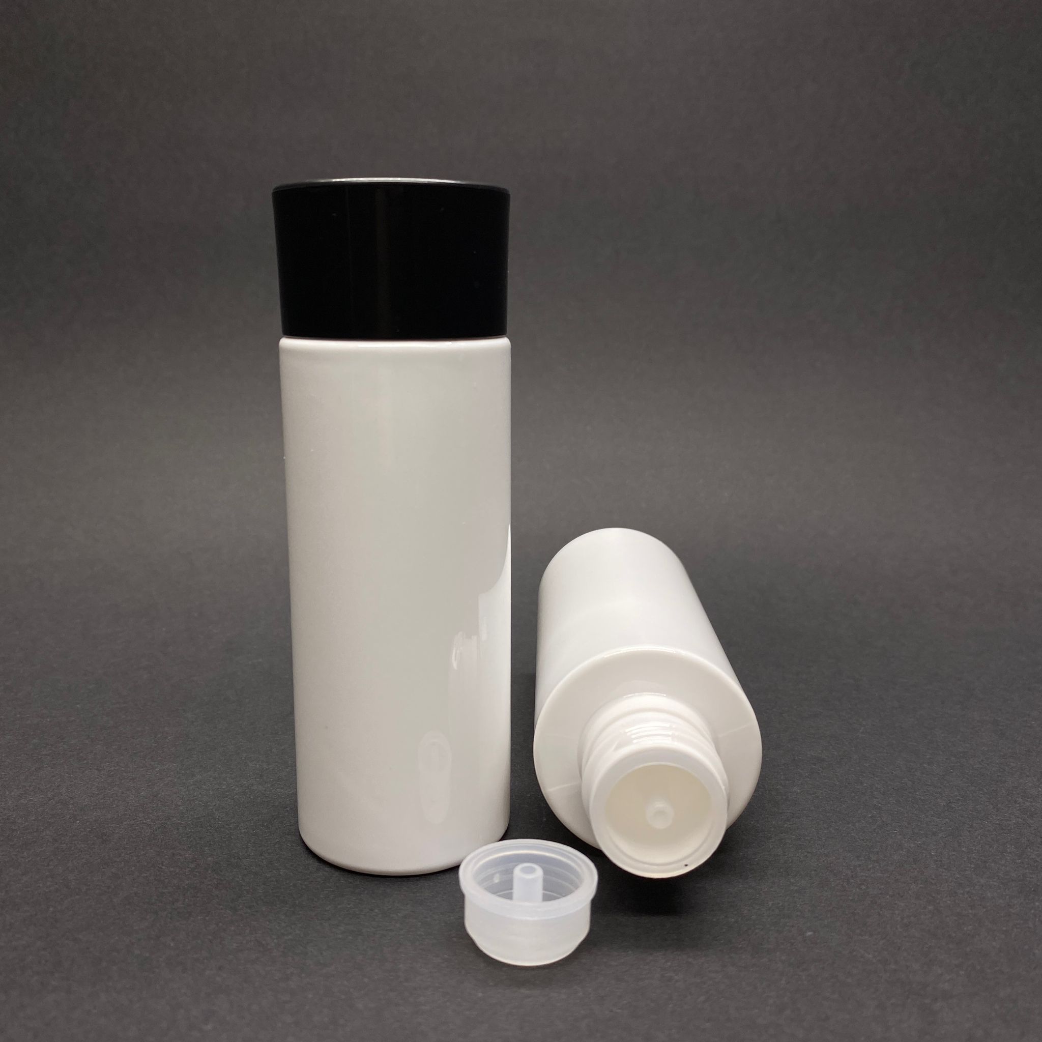 100 Cc Silindir Keskin Küt Model Sert (17 Gr) Pet Şişe - Siyah Derin Kapaklı + Kolonya Tıpalı - Ağız Çapı 24 Mm - Beyaz (Kolonya Şişesi, Losyon Şişesi, Gülsuyu Şişesi, Şampuan Şişesi Vb. Çok Amaçlı Kalın Pet Şişe)