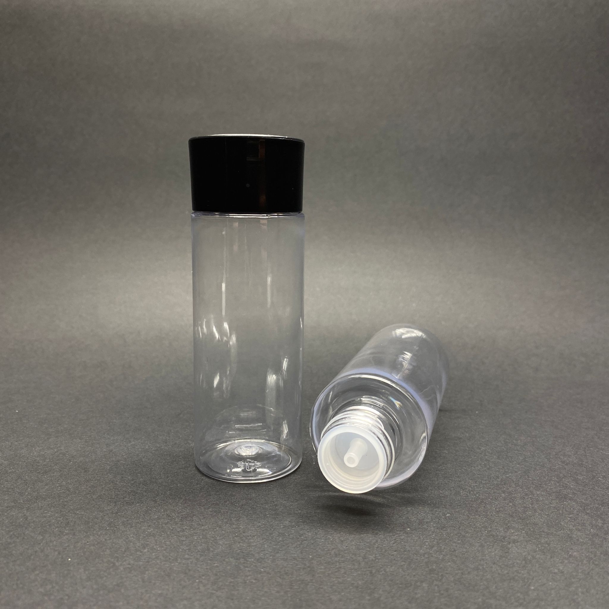 100 Cc Silindir Keskin Küt Model Sert (17 Gr) Pet Şişe - Siyah Derin Kapaklı + Kolonya Tıpalı - Ağız Çapı 24 Mm - Şeffaf (Kolonya Şişesi, Losyon Şişesi, Gülsuyu Şişesi, Şampuan Şişesi Vb. Çok Amaçlı Kalın Pet Şişe)