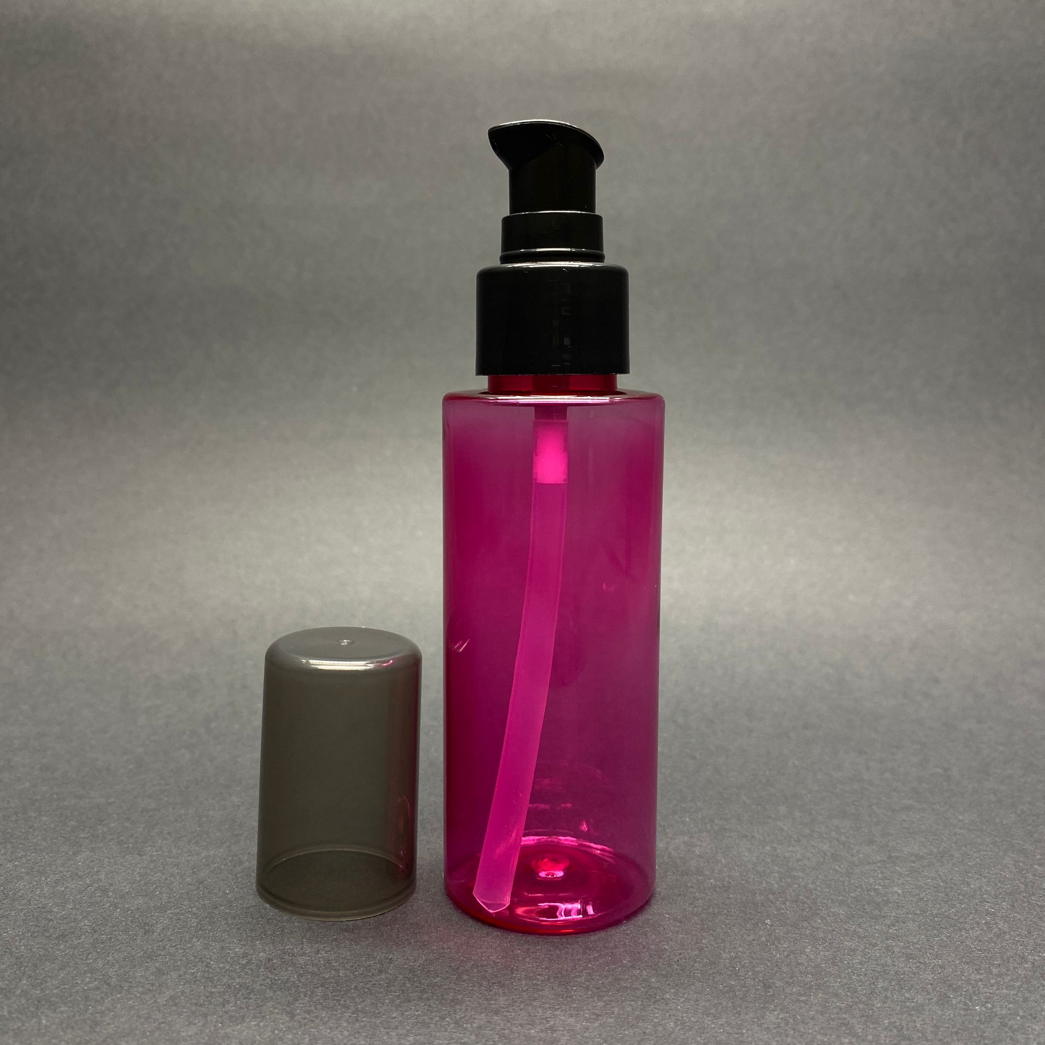 100 Cc Silindir Keskin Küt Model Sert (17 Gr) Pet Şişe - Siyah Losyon Pompalı - Jel, Peelıng, Serum, Güneş Kremi Gibi Yoğun Kıvamlı Sıvılar İçin- Ağız Çapı 24 Mm - Pembe
