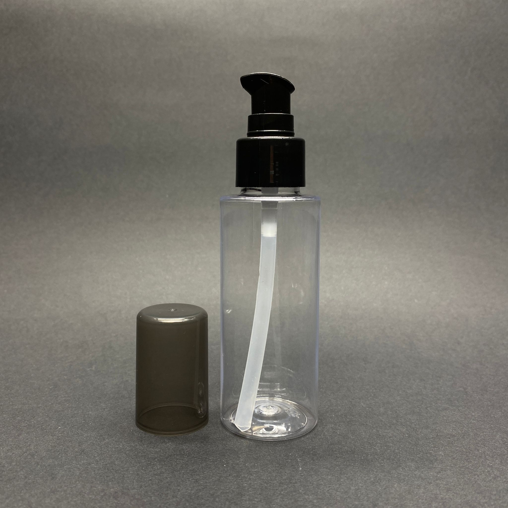 100 Cc Silindir Keskin Küt Model Sert (17 Gr) Pet Şişe - Siyah Losyon Pompalı - Jel, Peelıng, Serum, Güneş Kremi Gibi Yoğun Kıvamlı Sıvılar İçin- Ağız Çapı 24 Mm - Şeffaf