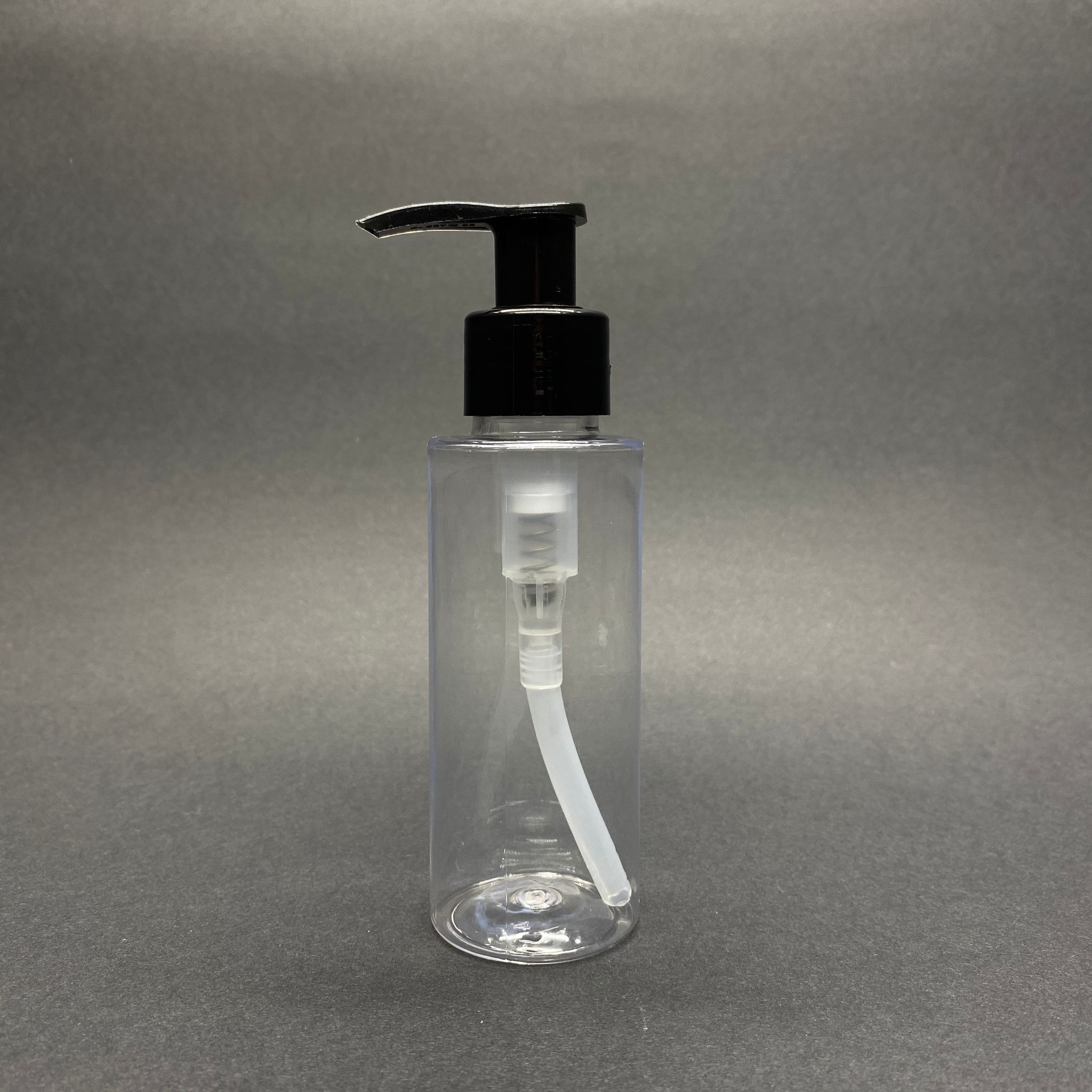 100 Cc Silindir Keskin Küt Model Sert (17 Gr) Pet Şişe - Siyah Sıvı Sabun Pompalı - Jel, Peelıng, Serum, Güneş Kremi Gibi Yoğun Kıvamlı Sıvılar İçin- Ağız Çapı 24 Mm - Şeffaf