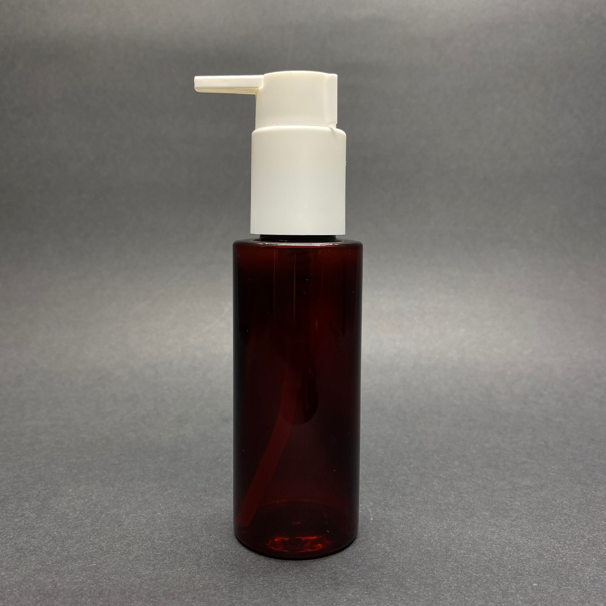 100 Cc Silindir Keskin Küt Model Sert (17 Gr) Pet Şişe - Xavıer Model - Koruma Klipsli Beyaz Pompalı - Jel, Peelıng, Serum, Güneş Kremi Gibi Yoğun Kıvamlı Sıvılar İçin- Ağız Çapı 24 Mm - Amber