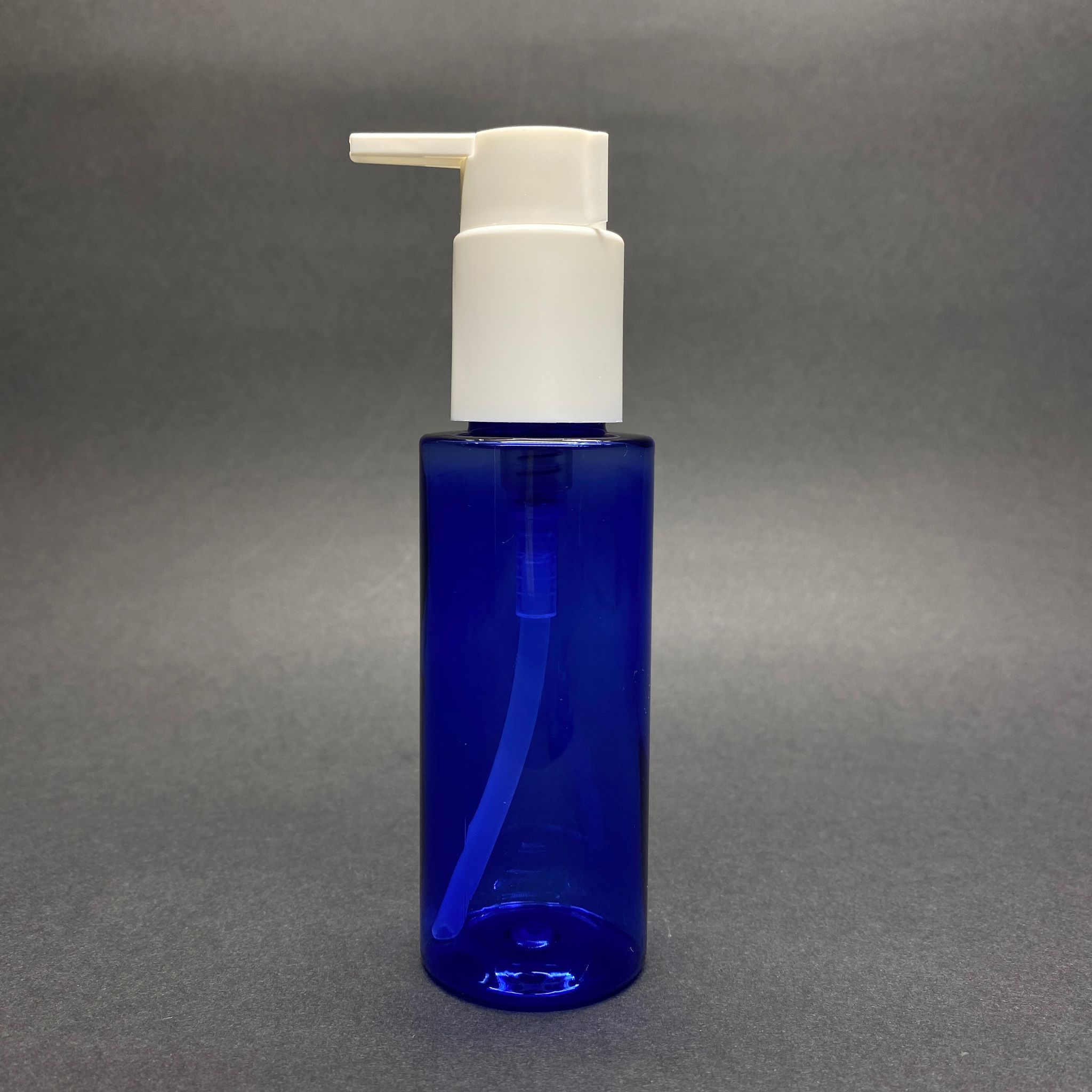 100 Cc Silindir Keskin Küt Model Sert (17 Gr) Pet Şişe - Xavıer Model - Koruma Klipsli Beyaz Pompalı - Jel, Peelıng, Serum, Güneş Kremi Gibi Yoğun Kıvamlı Sıvılar İçin- Ağız Çapı 24 Mm - Mavi