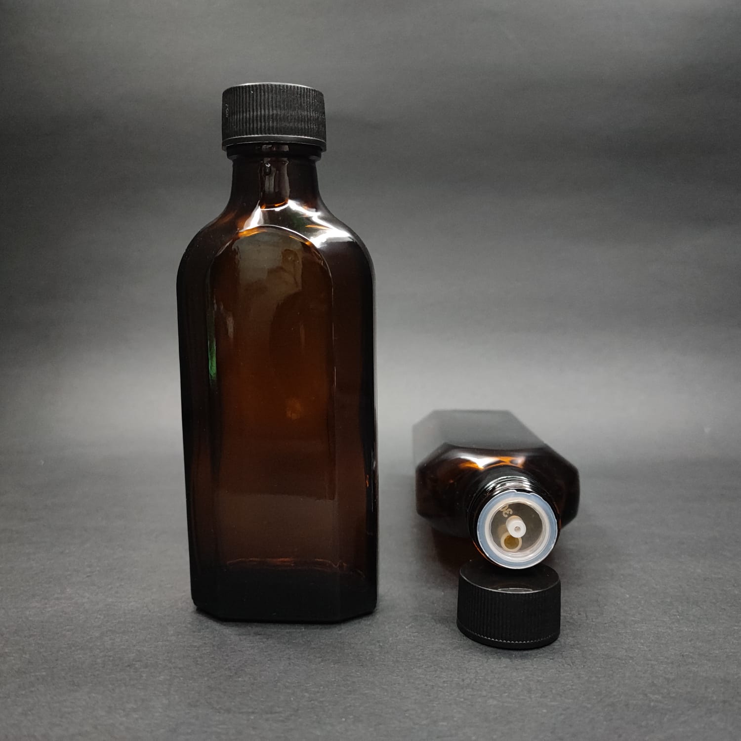 100 Ml Dolumu Kolay, Geniş Ağızlı İçten Damlalıklı Yassı Şişe (25 Mm Ağız)  - 100 Cc Siyah Contalı Kapaklı İçten Damlalıklı Cam Ecza Şişesi - Amber Kahverengi