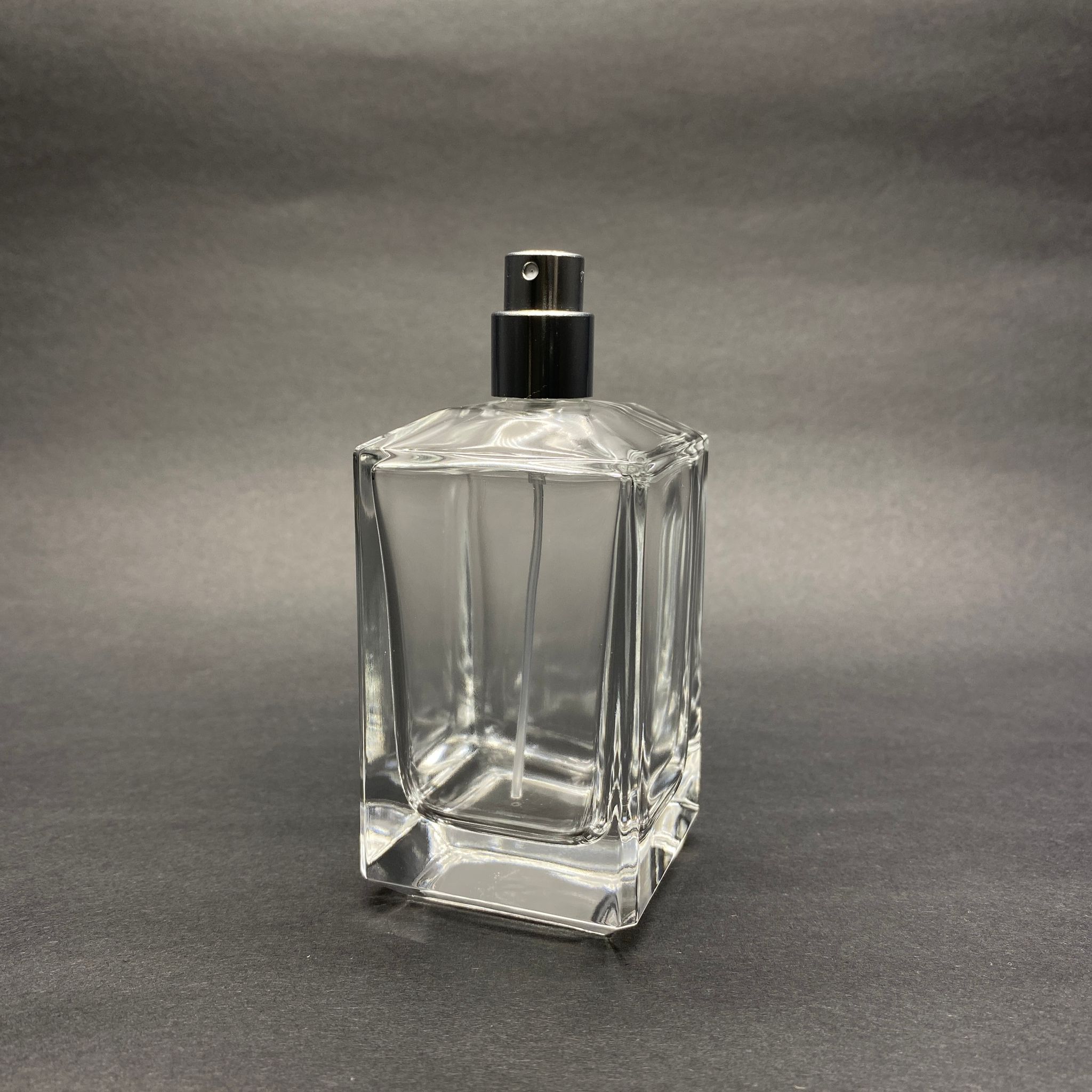 100 Ml Köşeli Konik Model Prizma Parfüm Şişesi - Gümüş Metal Spreyli (Ağız 15 Mm Geçme Kolay Kapama)