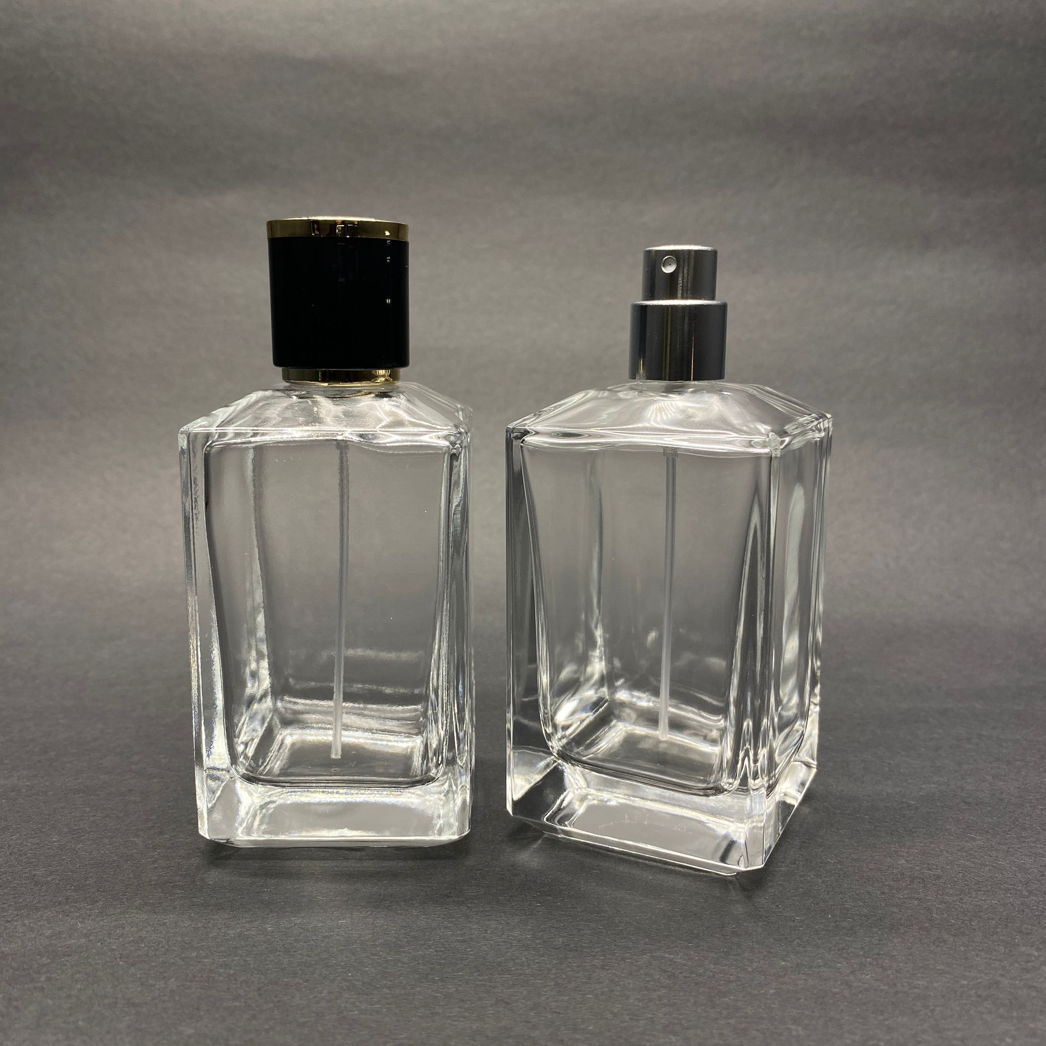 100 Ml Köşeli Konik Model Prizma Parfüm Şişesi - Gümüş Metal Spreyli + Gold Siyah Kapaklı (Ağız 15 Mm Geçme Kolay Kapama)