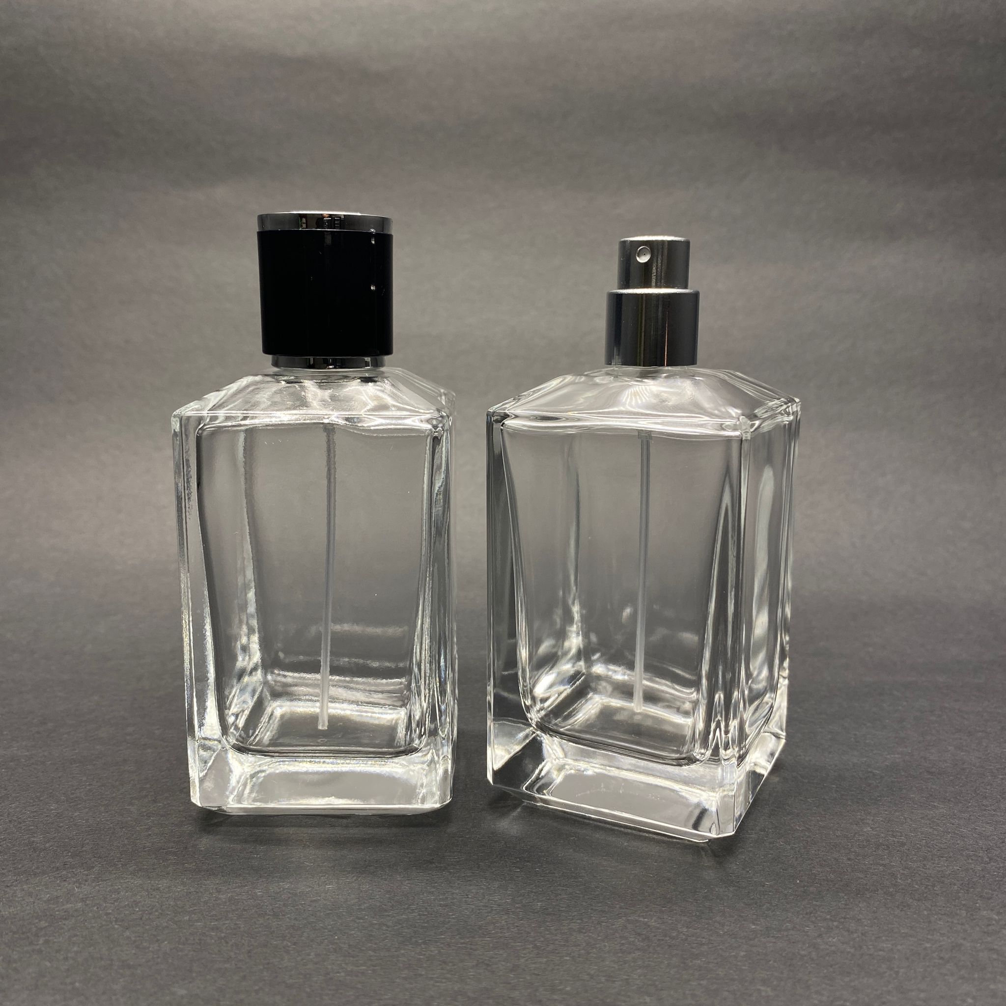 100 Ml Köşeli Konik Model Prizma Parfüm Şişesi - Gümüş Metal Spreyli + Gümüş Siyah Kapaklı (Ağız 15 Mm Geçme Kolay Kapama)