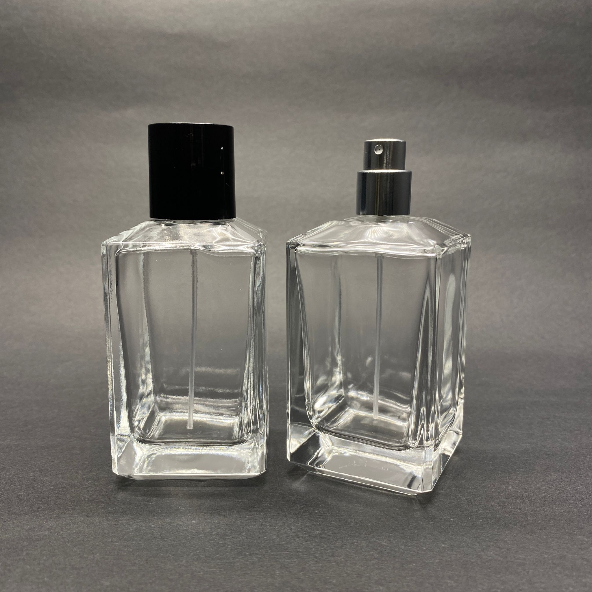 100 Ml Köşeli Konik Model Prizma Parfüm Şişesi - Gümüş Metal Spreyli + Siyah Kapaklı (Ağız 15 Mm Geçme Kolay Kapama)