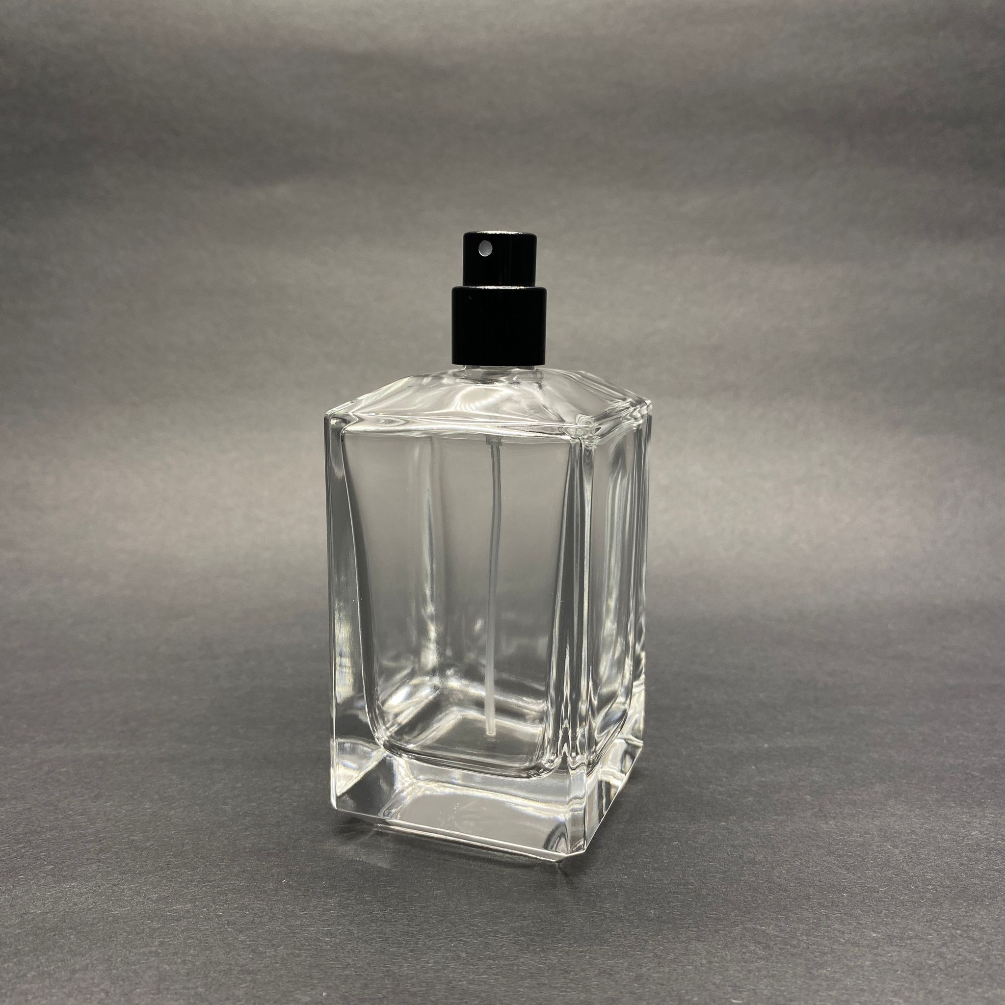 100 Ml Köşeli Konik Model Prizma Parfüm Şişesi - Siyah Metal Spreyli (Ağız 15 Mm Geçme Kolay Kapama)