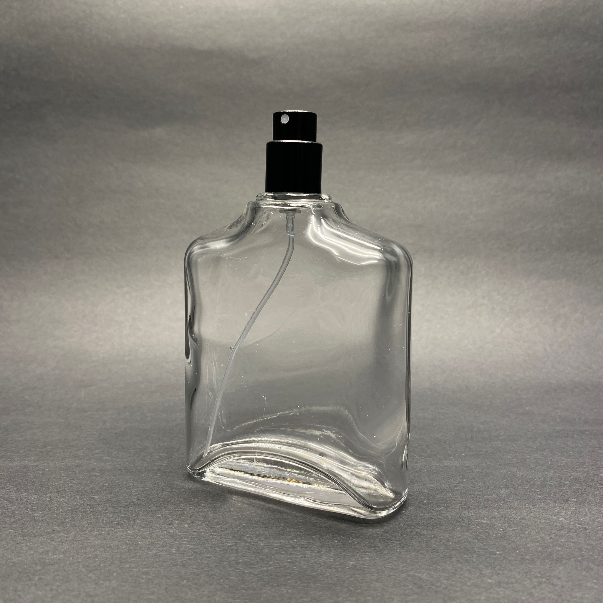 100 Ml Yassı Model Zeus Parfüm Şişesi - Siyah Metal Spreyli (Ağız 15 Mm Geçme Kolay Kapama) !!Defolu Şişe Çıkabilir, Fiyat Uygun Tutulmuştur!!