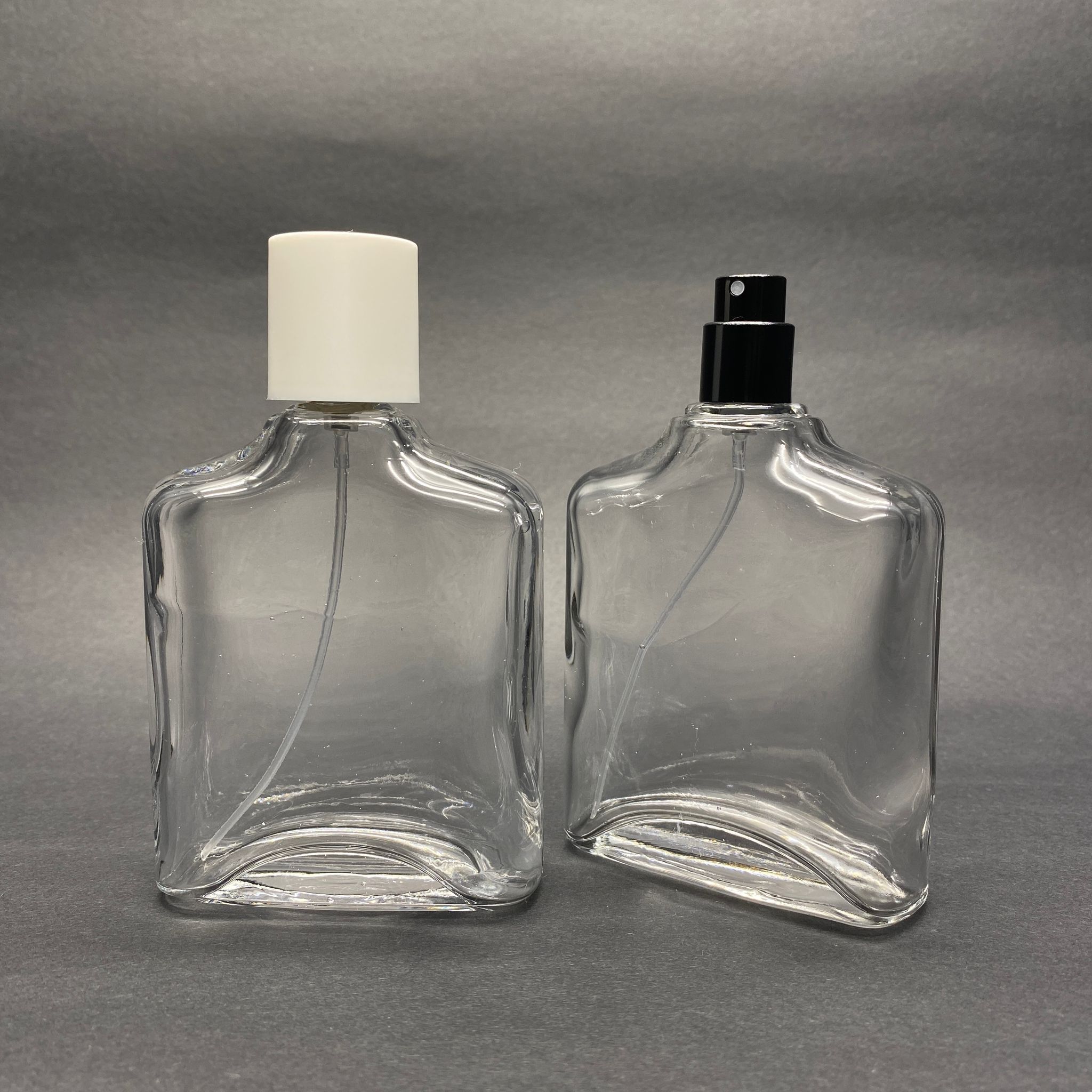 100 Ml Yassı Model Zeus Parfüm Şişesi - Siyah Metal Spreyli + Beyaz Kapaklı (Ağız 15 Mm Geçme Kolay Kapama) !!Defolu Şişe Çıkabilir, Fiyat Uygun Tutulmuştur!!
