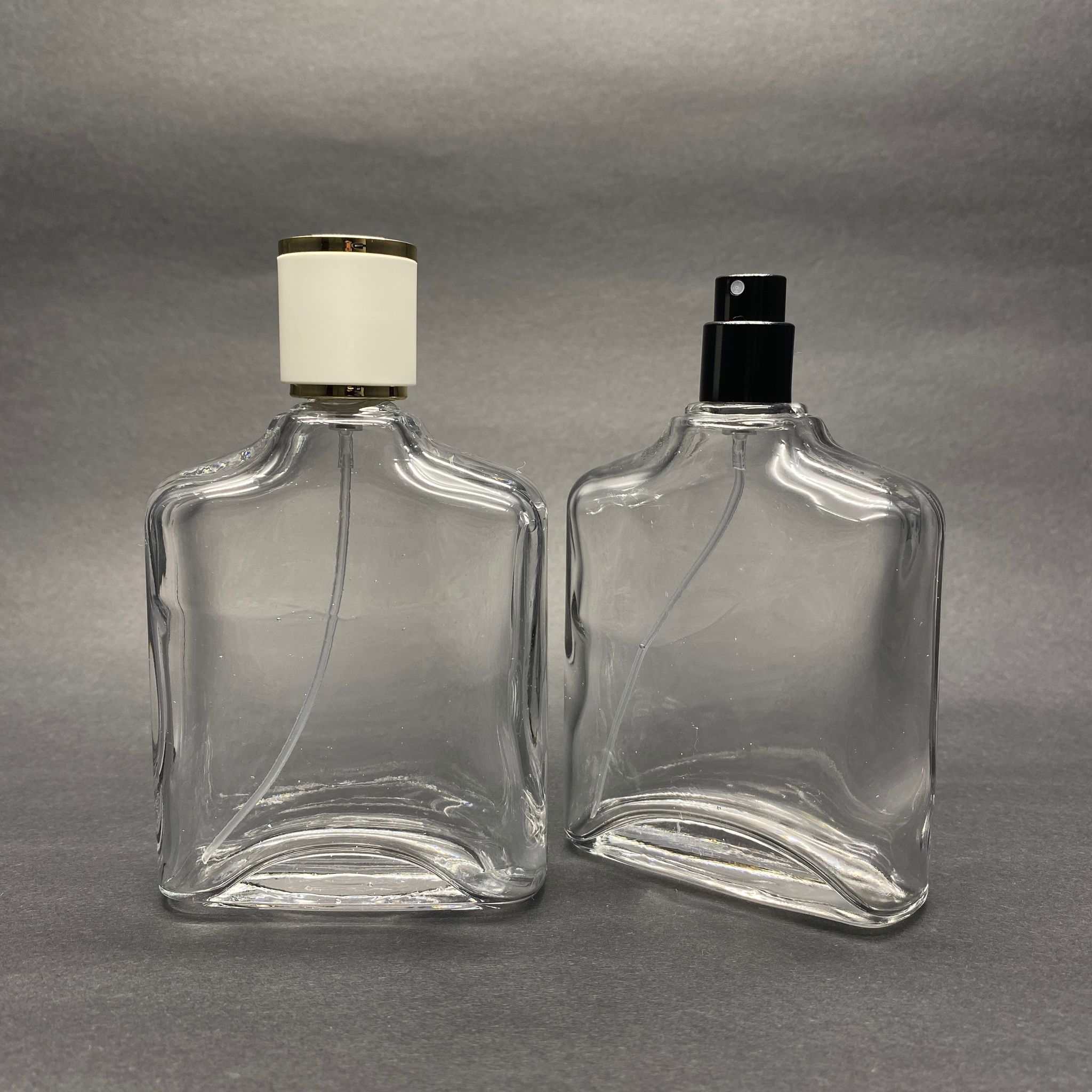 100 Ml Yassı Model Zeus Parfüm Şişesi - Siyah Metal Spreyli + Gold Beyaz Kapaklı (Ağız 15 Mm Geçme Kolay Kapama) !!Defolu Şişe Çıkabilir, Fiyat Uygun Tutulmuştur!!