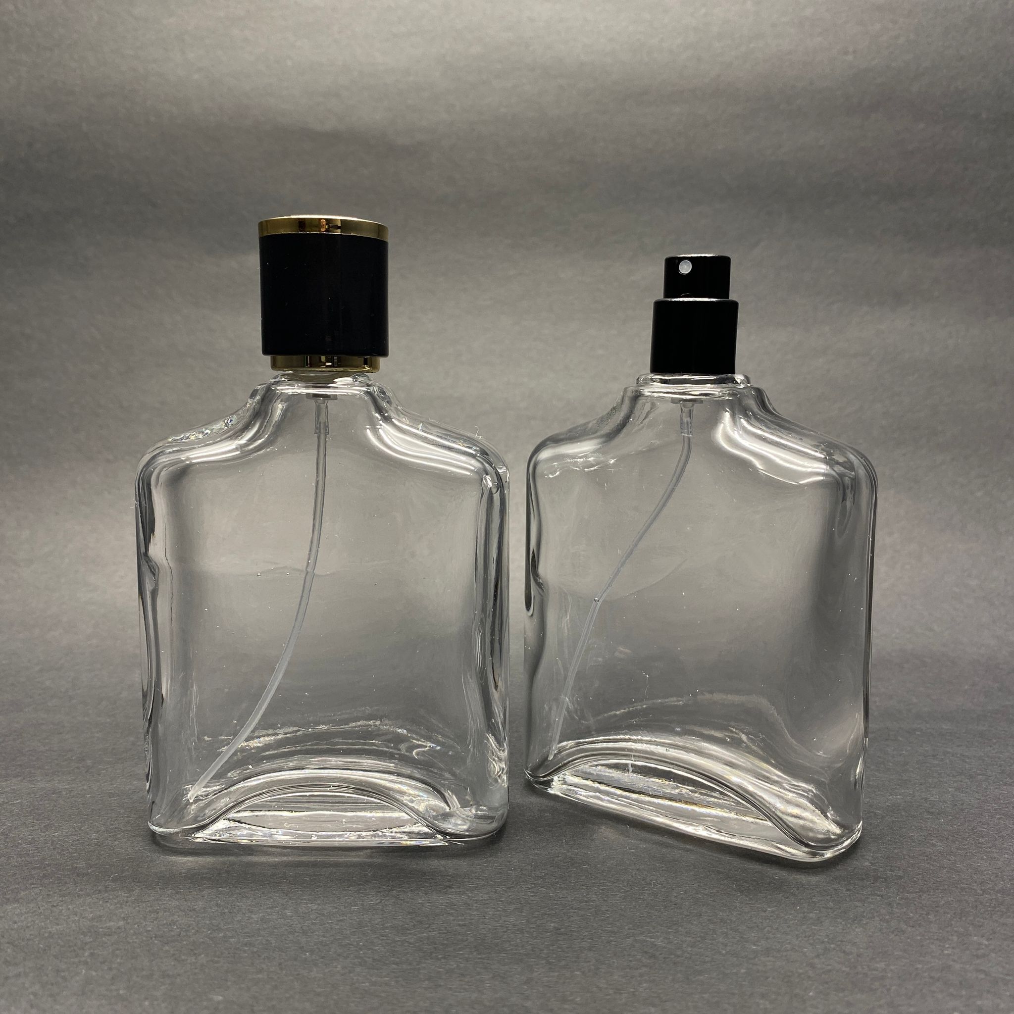100 Ml Yassı Model Zeus Parfüm Şişesi - Siyah Metal Spreyli + Gold Siyah Kapaklı (Ağız 15 Mm Geçme Kolay Kapama) !!Defolu Şişe Çıkabilir, Fiyat Uygun Tutulmuştur!!
