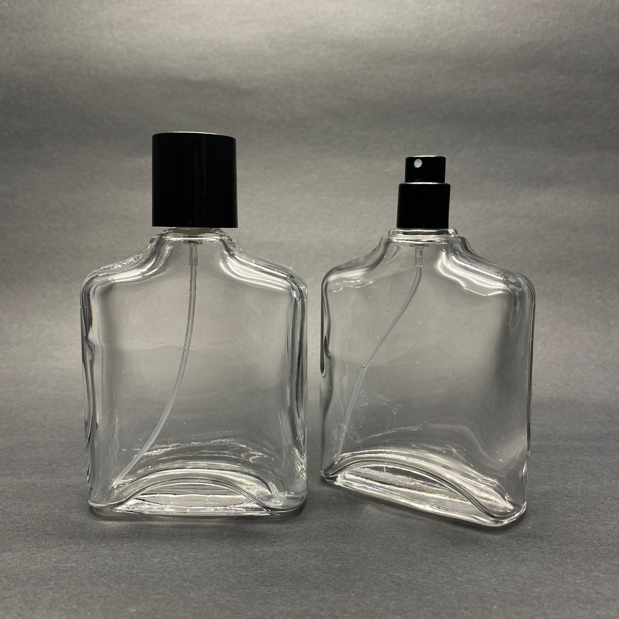 100 Ml Yassı Model Zeus Parfüm Şişesi - Siyah Metal Spreyli + Siyah Kapaklı (Ağız 15 Mm Geçme Kolay Kapama) !!Defolu Şişe Çıkabilir, Fiyat Uygun Tutulmuştur!!