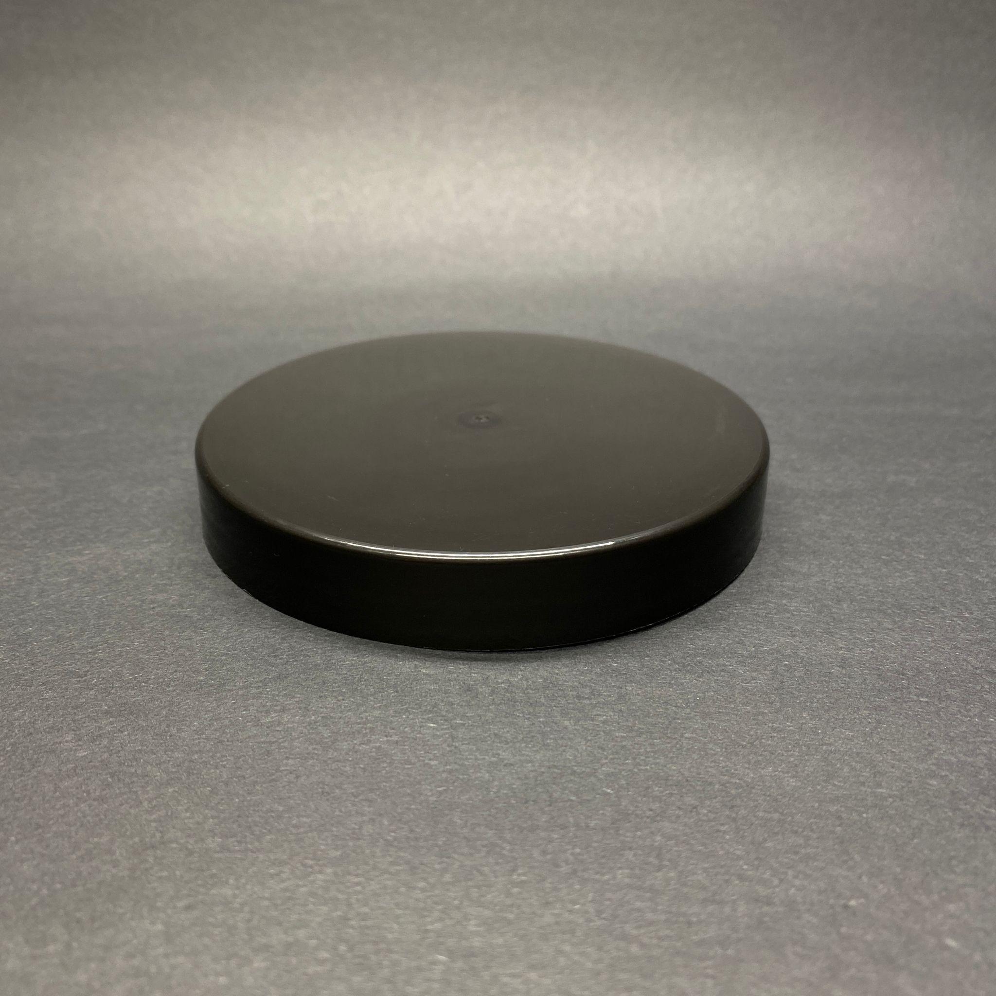 100 Mm Vidalı Plastik Siyah Düz Kapak 1. Kalite