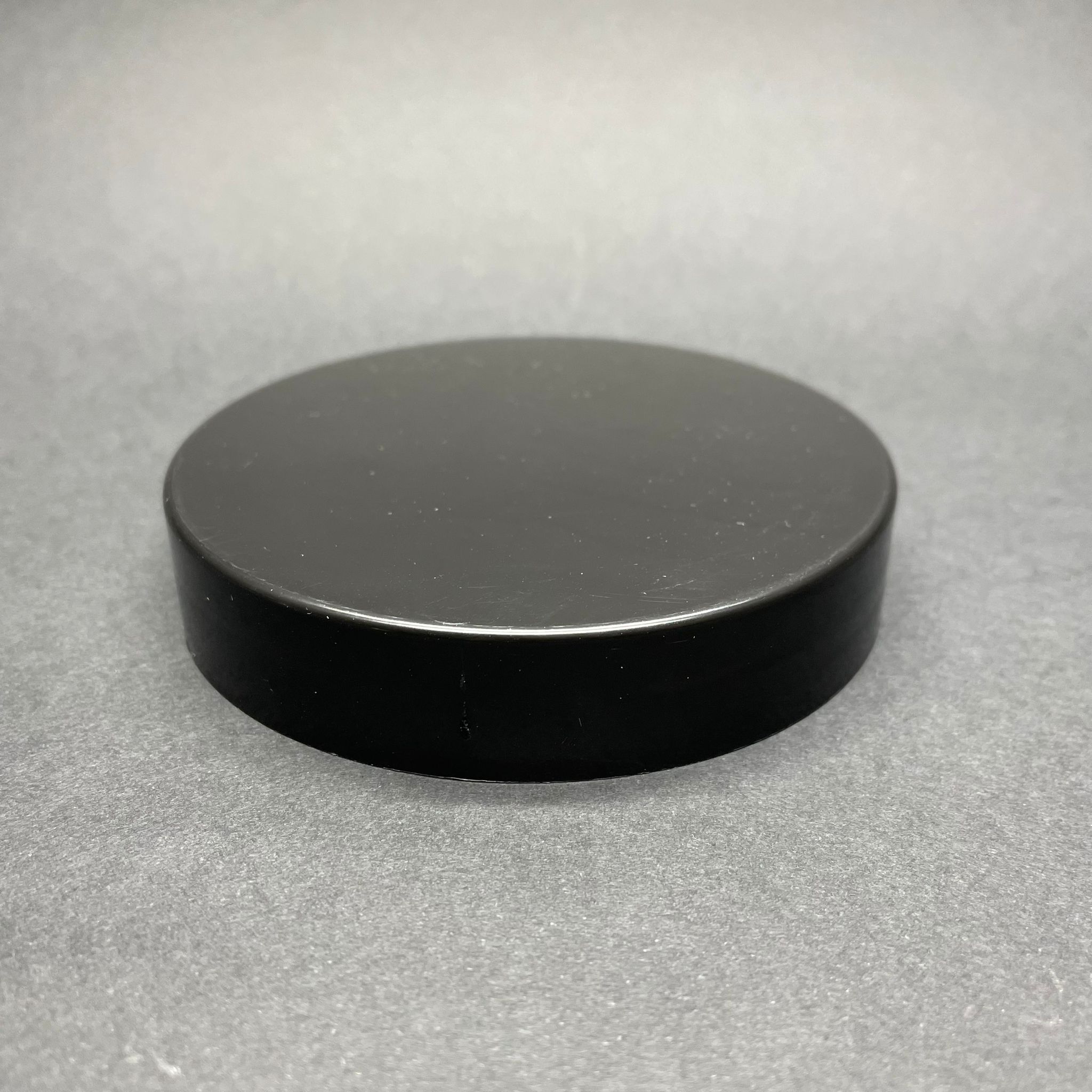 100 Mm Vidalı Plastik Siyah Düz Kapak