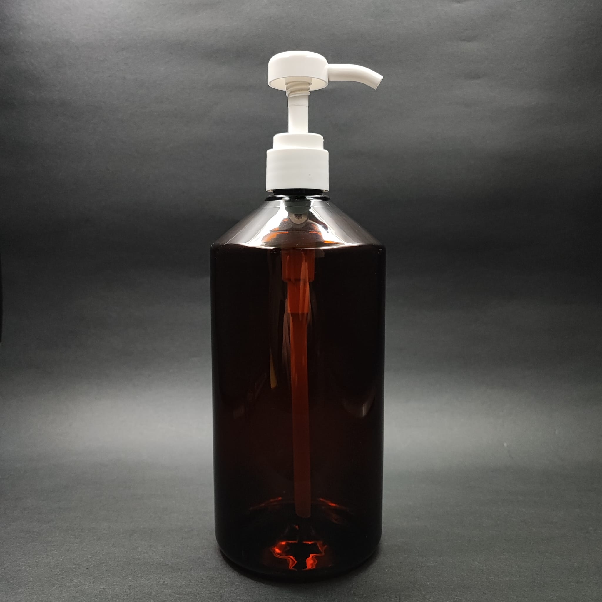 1000 Cc Amber Pet Şişe - Beyaz Dozaj Pompalı (Her Basmada 4 Cc Sıvı Atar)  - 1 Lt Pompalı Şişe - Şurup, Şampuan, Krem Gibi Yoğun Kıvamlı Sıvılarda Kullanılır