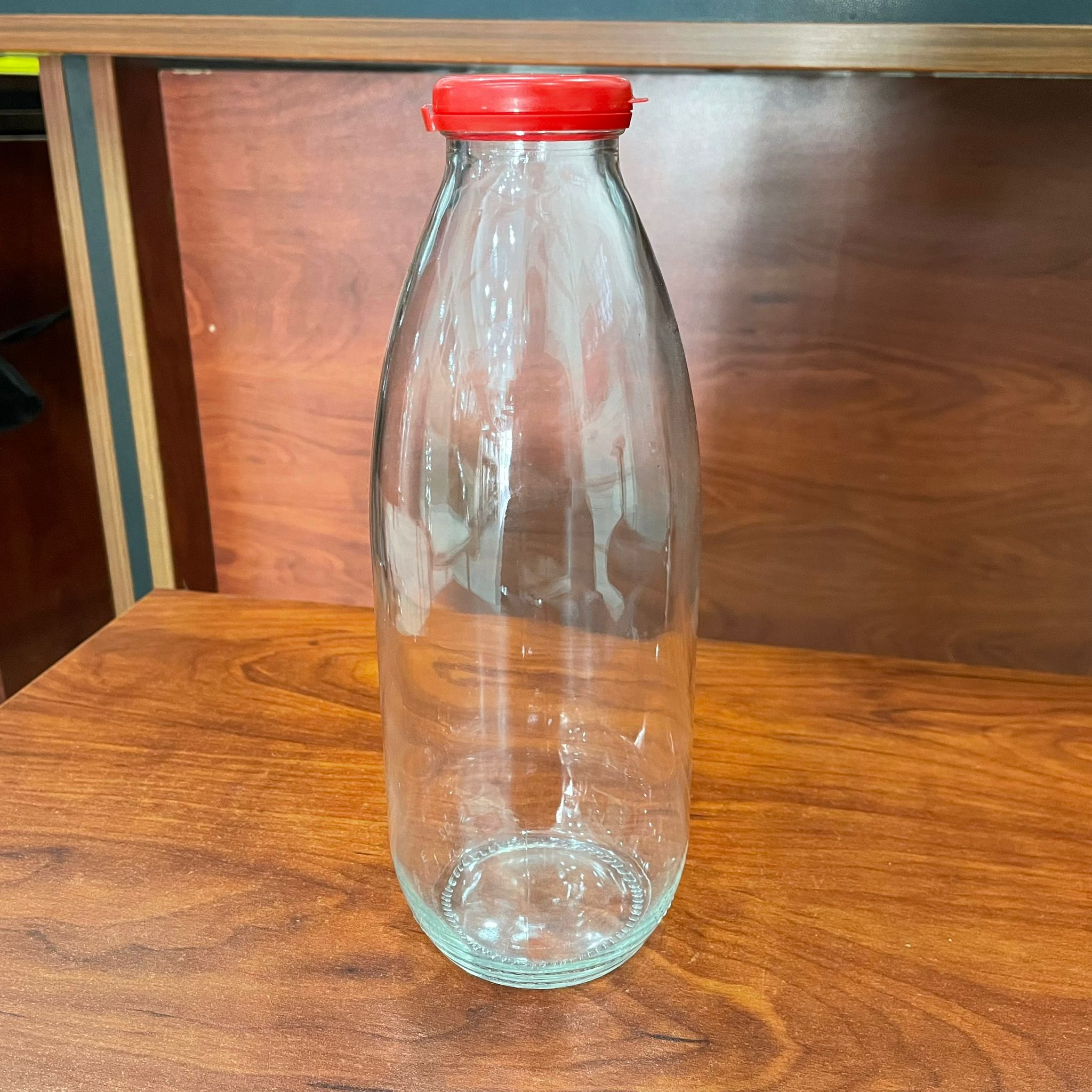 1000 Cc Cam Süt Şişesi - Kilitli Yandan Yırmaçlı Plastik Kırmızı Kapaklı - 1 Litre Cam Süt Şişesi - Eski Tip Cam Süt Şişesi
