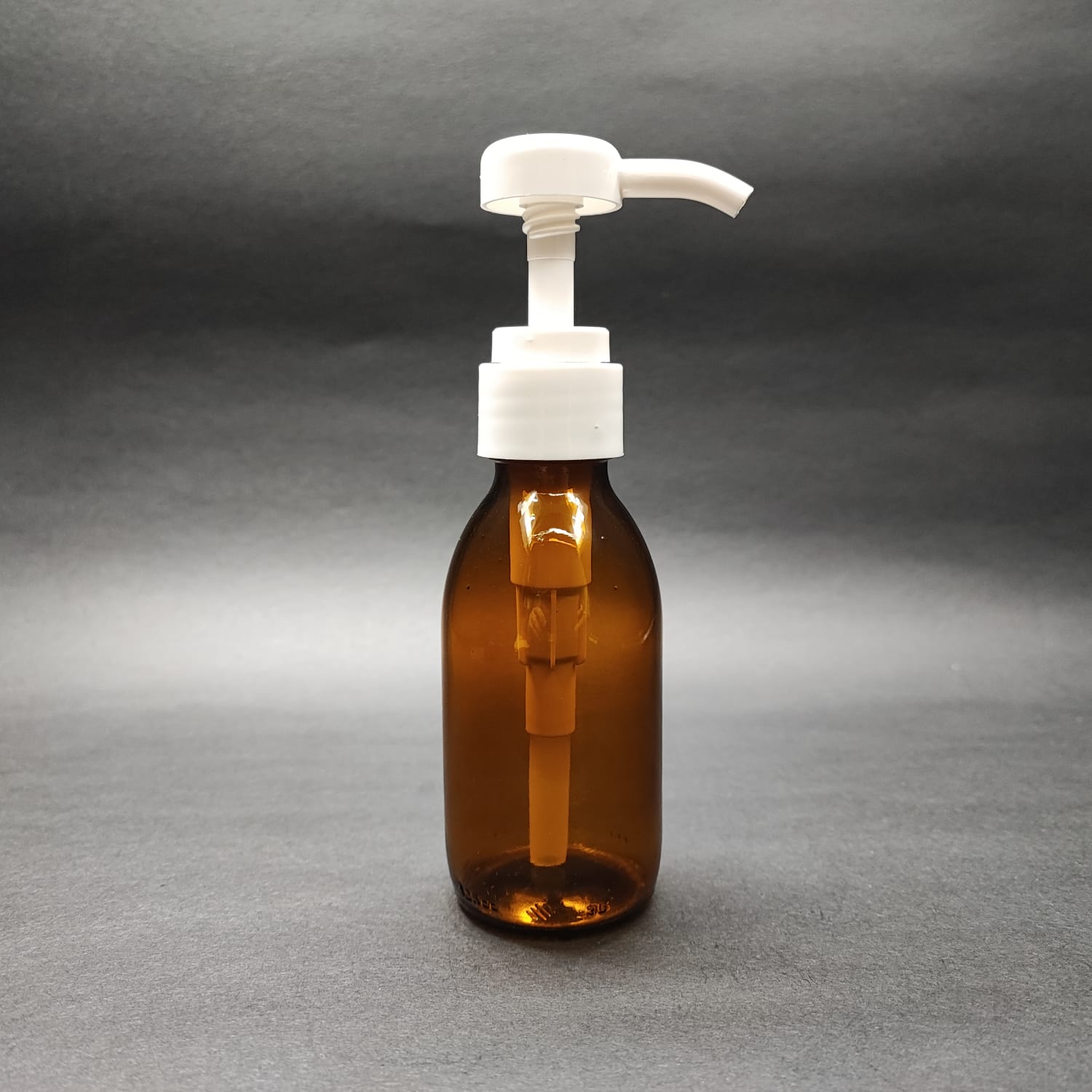 125 Cc Amber Cam Şişe + Beyaz Dozaj Pompalı (Her Basmada 4 Cc Sıvı Atar)  - 125 Ml Pompalı Şişe - Şurup, Şampuan, Krem Gibi Yoğun Kıvamlı Sıvılarda Kullanılır