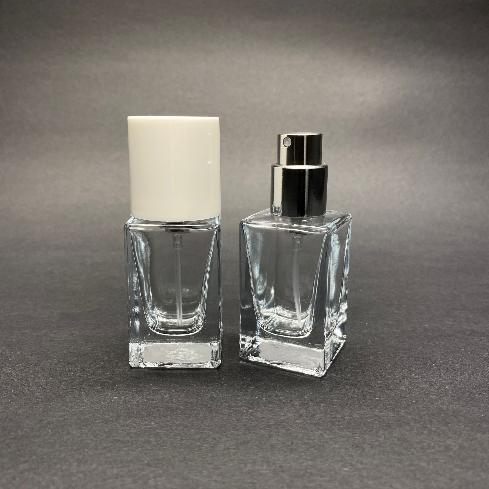 15 Ml Kare Model Bloom Parfüm Şişesi - Gümüş Metal Spreyli + Beyaz Kapaklı (Ağız 15 Mm Geçme Kolay Kapama)