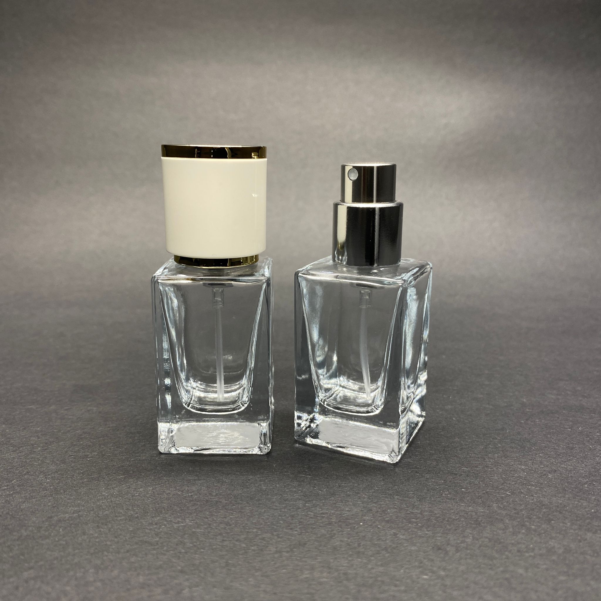 15 Ml Kare Model Bloom Parfüm Şişesi - Gümüş Metal Spreyli + Gold Beyaz Kapaklı (Ağız 15 Mm Geçme Kolay Kapama)