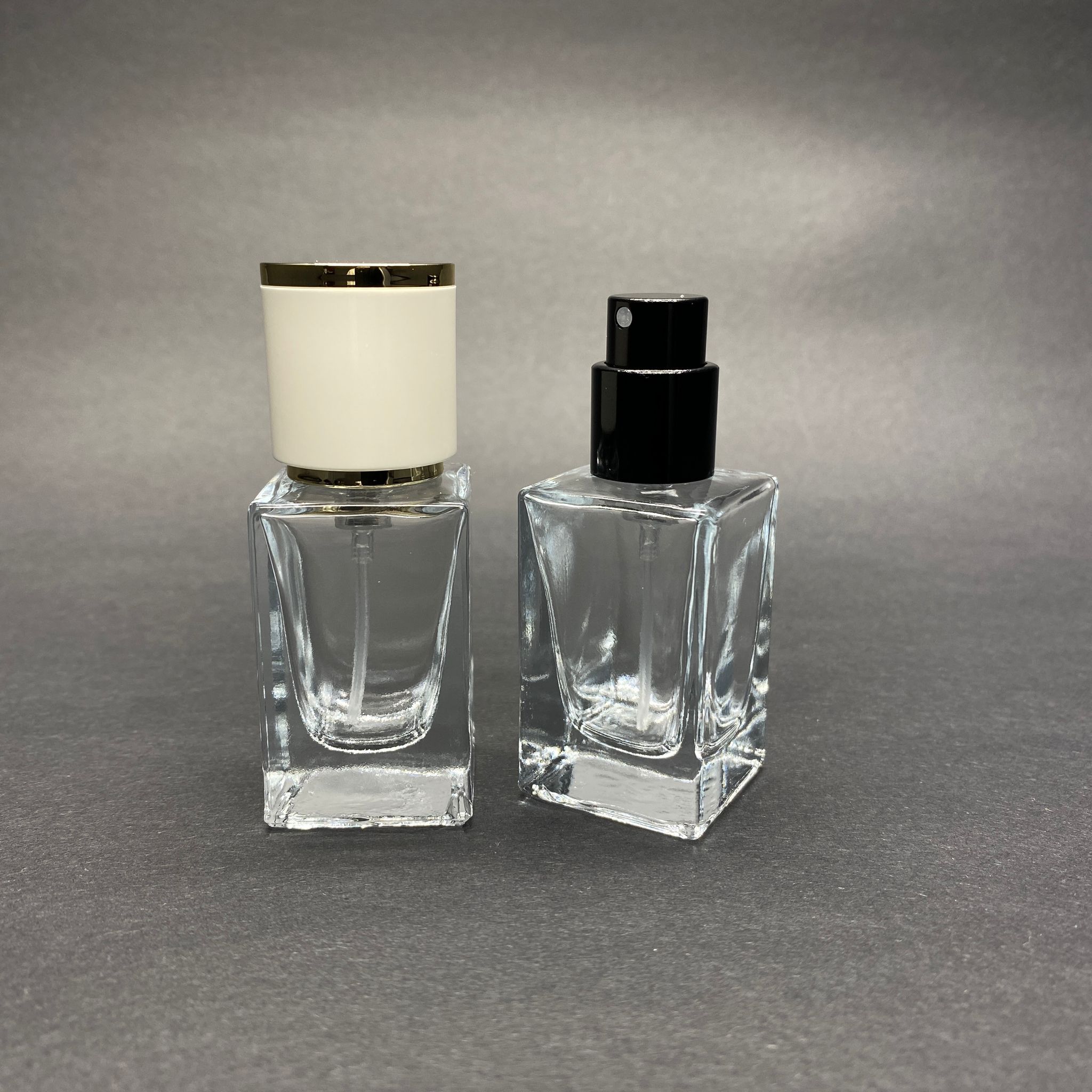 15 Ml Kare Model Bloom Parfüm Şişesi - Siyah Metal Spreyli + Gold Beyaz Kapaklı (Ağız 15 Mm Geçme Kolay Kapama)