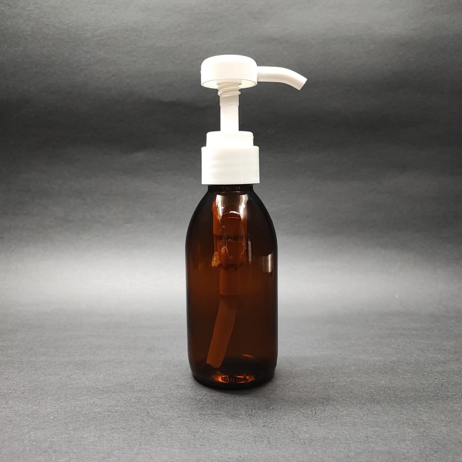 150 Cc Amber Cam Şişe - Beyaz Dozaj Pompalı (Her Basmada 4 Cc Sıvı Atar)  - 150 Ml Pompalı Şişe - Şurup, Şampuan, Krem Gibi Yoğun Kıvamlı Sıvılarda Kullanılır